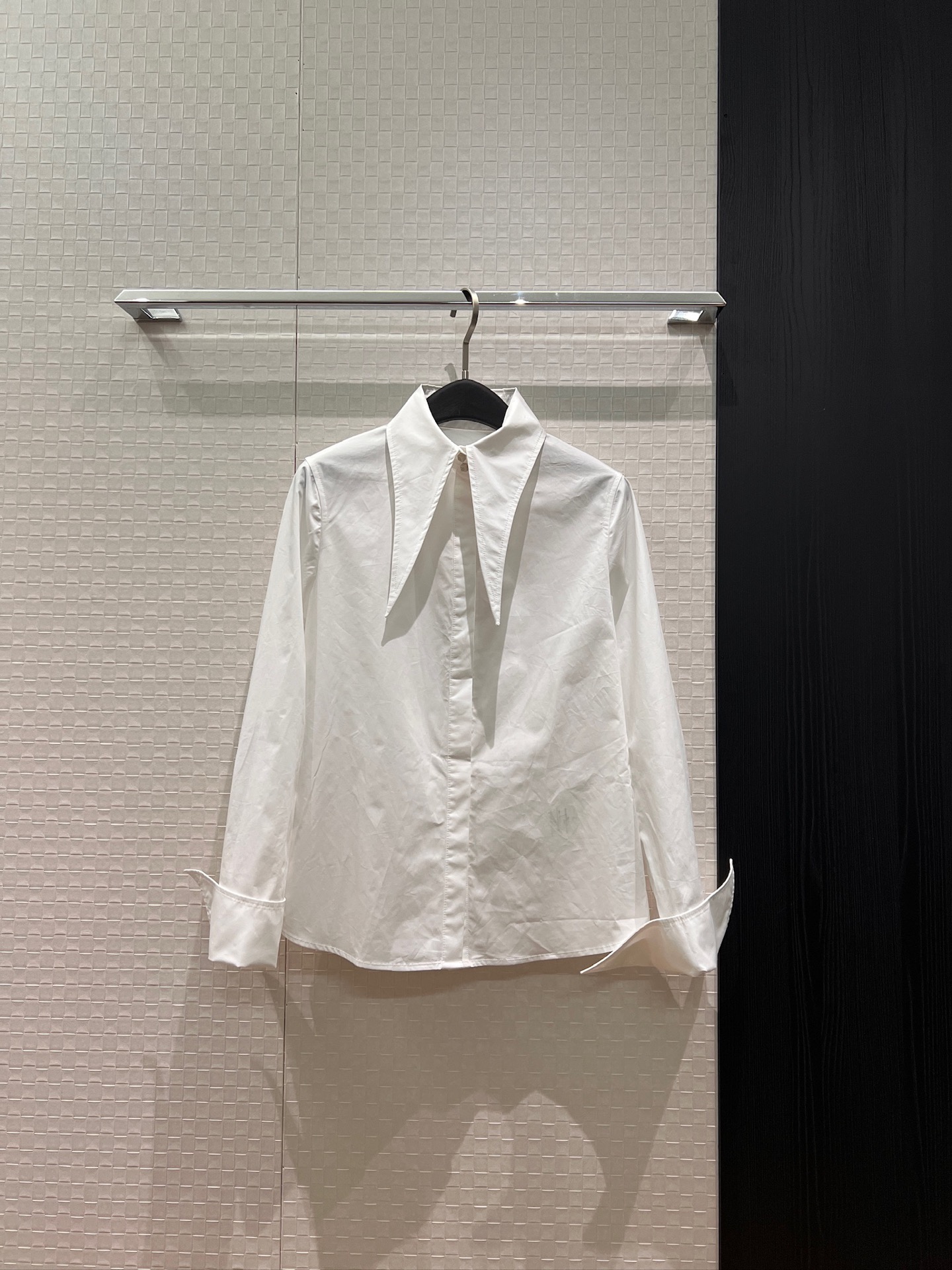 NO:762407,New show style, pointed collar decoration, minimalist white shirt with folded cuffs, slim fit, simple and versatile, fashionable commuting SML,,19860909新款秀款 尖领装饰 极简白色衬衣袖口反折 修身显瘦简约百搭 时尚通勤 SML,,,Women's clothing