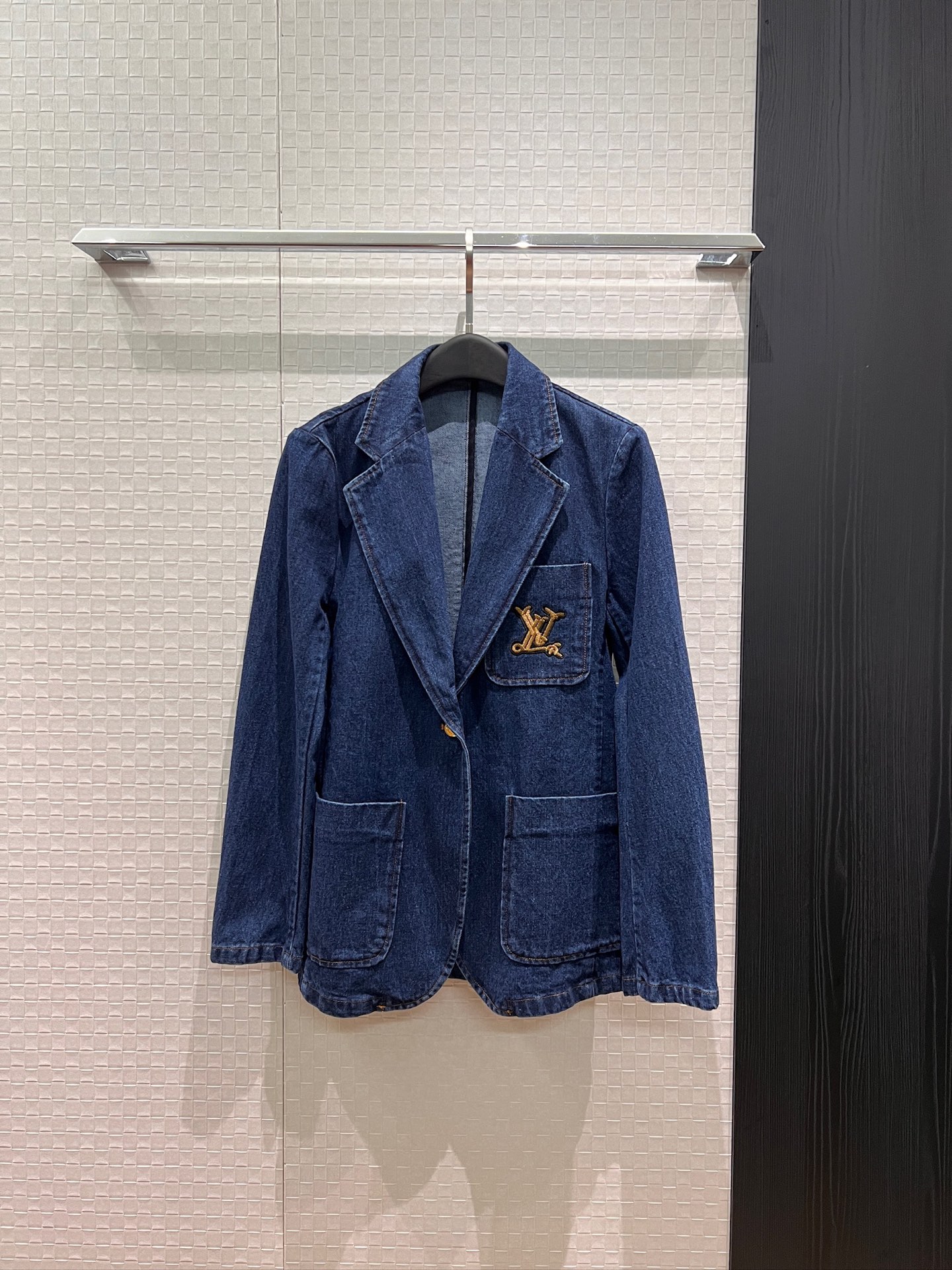 NO:762401,New L embroidered badge decoration. Single-button denim suit jacket. Classic style. Fashionable and casual. Slim and slim. Handsome and versatile. SML,,jackets & coats,business suit,19860909新款L刺绣徽章装饰 单扣牛仔西装外套经典版型 时尚休闲 修身显瘦 帅气百搭SML,,jackets & coats,business suit,,Women's clothing