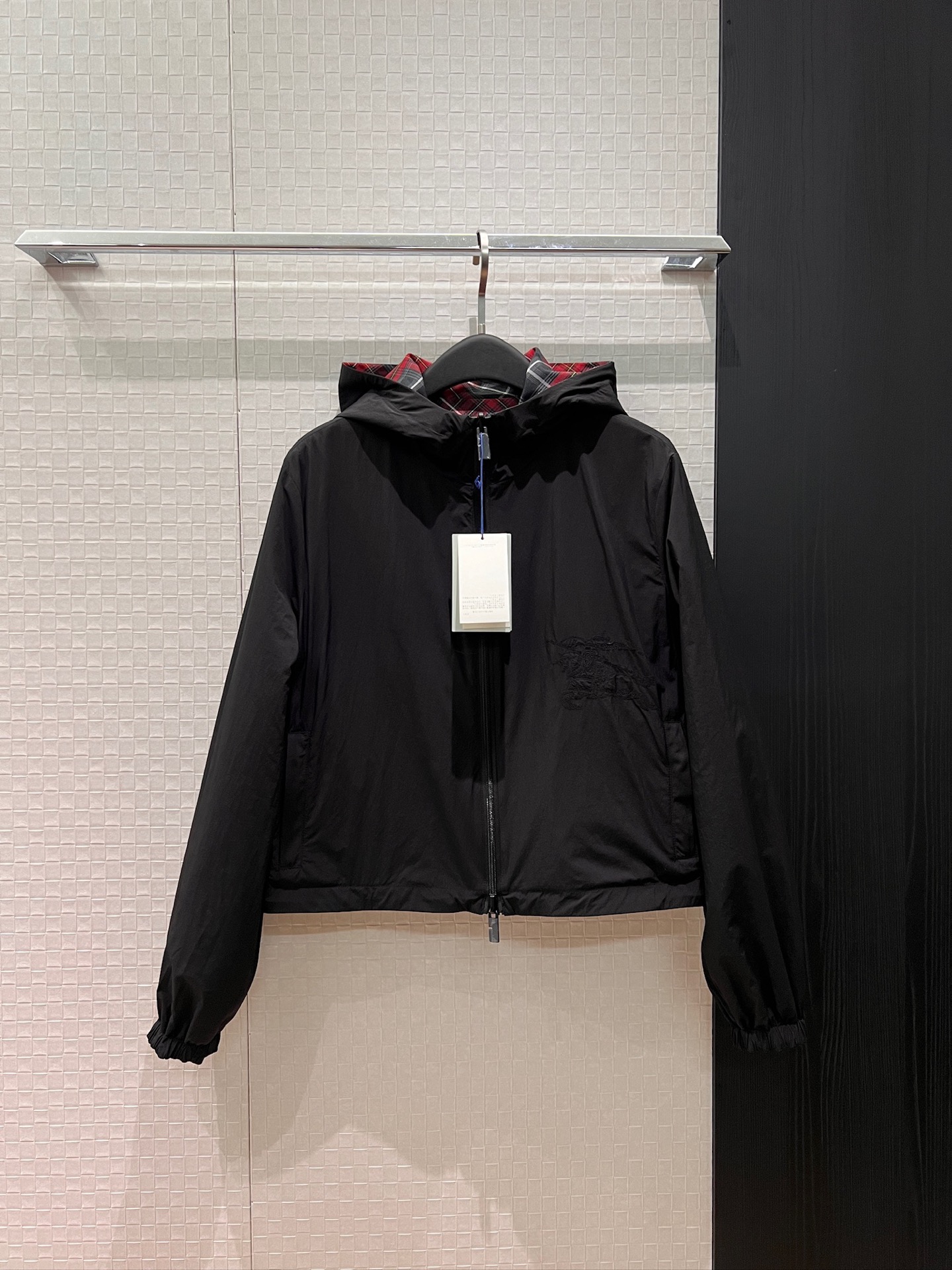 NO:762393,New double-sided embroidery patch war horse logo plaid contrasting color reversible hooded short windbreaker jacket drawstring at the hem for loose and casual style can be salty or sweet handsome and versatile green and red S-XL,,jackets & coats,hats,19860909新款双面刺绣贴布战马logo徽标格纹撞色两面穿 连帽短款风衣外套 下摆可抽绳收腰宽松休闲 可盐可甜 帅气百搭绿色红色 S-XL,,jackets & coats,hats,,Women's clothing