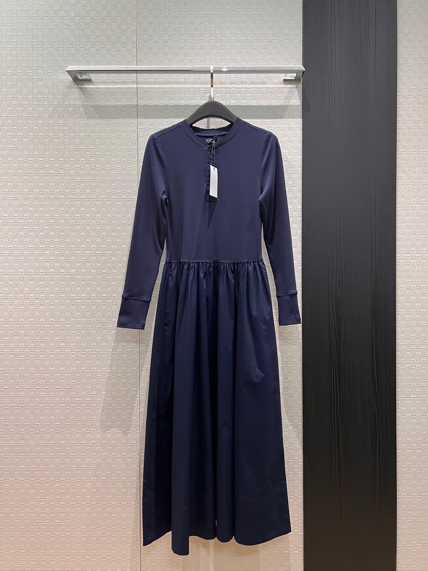 NO:762404,New RL henley collar long-sleeved T-shirt patchwork dress. The long skirt is minimalist and fashionable. There are pockets on both sides. Slim and slim. Old money style. Casual and versatile dark blue and white. SML,,skirts,tees,t-shirt,19860909新款RL亨利领长袖T恤拼接连衣裙 长裙极简时尚 两侧有口袋 修身显瘦 老钱风 休闲百搭深蓝白色 SML,,skirts,tees，t-shirt,,Women's clothing