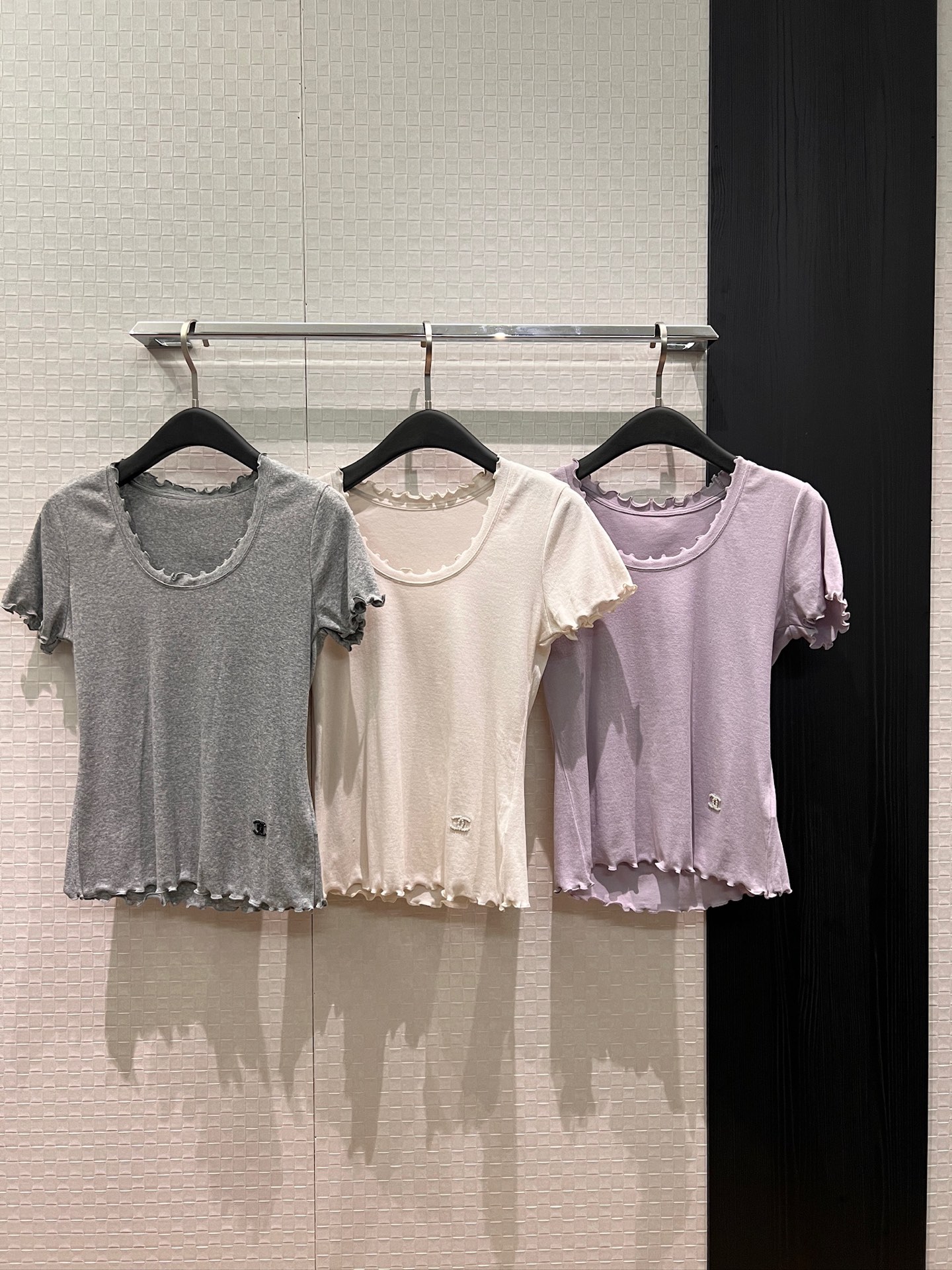 NO:762398,New fungus lace T-shirt, right shoulder, slim waist, age-reducing and versatile, taro purple gray apricot SML,,tees,t-shirt,19860909新款木耳花边T恤 正肩修身收腰减龄百搭 香芋紫灰色杏色 SML,,tees，t-shirt,,Women's clothing