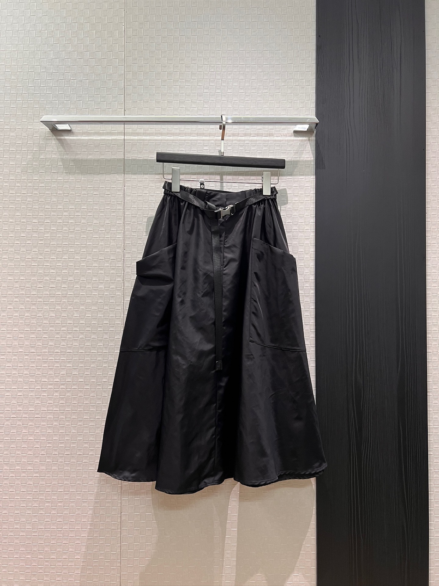 NO:762394,Recommend the new style of Jia Ling, patchwork triangle logo, functional buckle belt decoration, nylon skirt, elastic waist design, large swing umbrella skirt, large pockets on both sides, casual and versatile, a must-have for age reduction SML,,skirts,19860909推荐新款贾玲同款 贴布三角标徽 机能卡扣腰带装饰尼龙半裙松紧腰设计 大摆伞裙 两侧大口袋休闲百搭 减龄必备 SML,,skirts,,Women's clothing