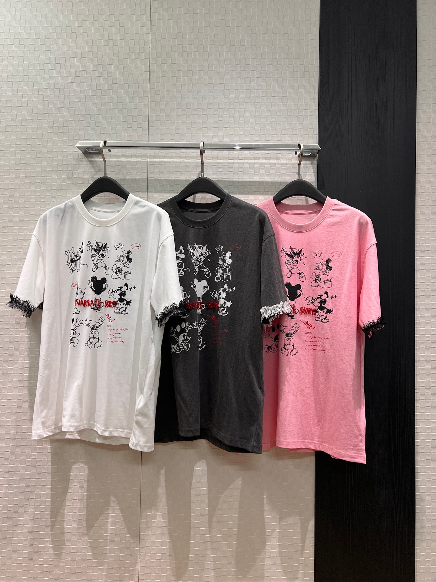 NO:790945,New heavy industry beaded hand-painted Mickey cartoon T-shirt, cuff splicing lace loose large version, casual age-reducing gray and white pink SML,,tees,t-shirt,19860909新款重工钉珠手绘米奇卡通T恤 袖口拼接蕾丝宽松大版 休闲减龄灰白粉 SML,,tees，t-shirt,,Women's clothing