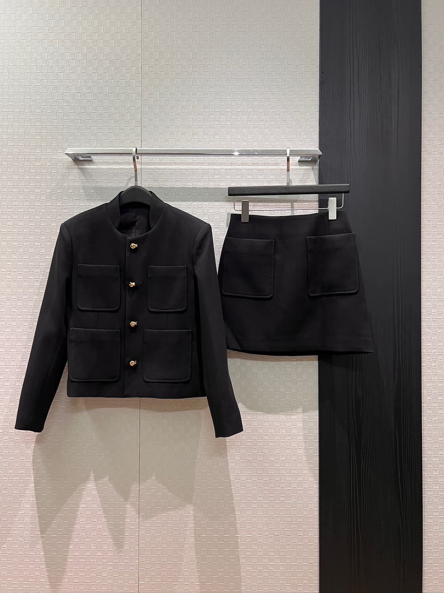 NO:791424,The new style of coats and skirts is coming. BV stand-up collar, old money style coats, hip-hugging suit skirts, open molded button buttons, minimalist fashion, commuting temperament, black and gray SML,,bottega veneta,skirts,jackets & coats,business suit,19860909外套半裙新款来袭BV立领老钱风外套包臀西装半裙 开模纽结扣 极简时尚 通勤气质黑色灰色 SML,,bottega veneta,skirts,jackets & coats,business suit,,Women's clothing