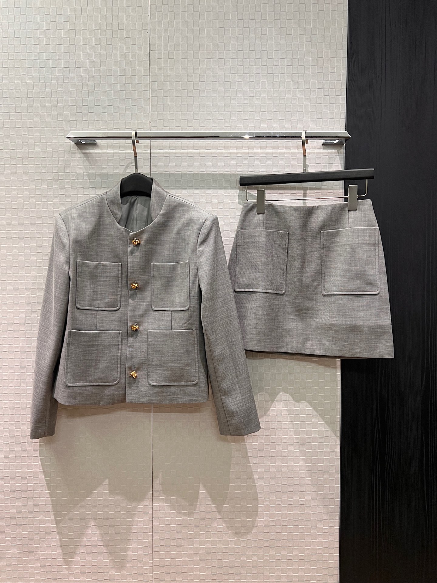 NO:791420,The new style of coats and skirts is coming. BV stand-up collar, old money style coats, hip-hugging suit skirts, open molded button buttons, minimalist fashion, commuting temperament, black and gray SML,,bottega veneta,skirts,jackets & coats,business suit,19860909外套半裙新款来袭BV立领老钱风外套包臀西装半裙 开模纽结扣 极简时尚 通勤气质黑色灰色 SML,,bottega veneta,skirts,jackets & coats,business suit,,Women's clothing