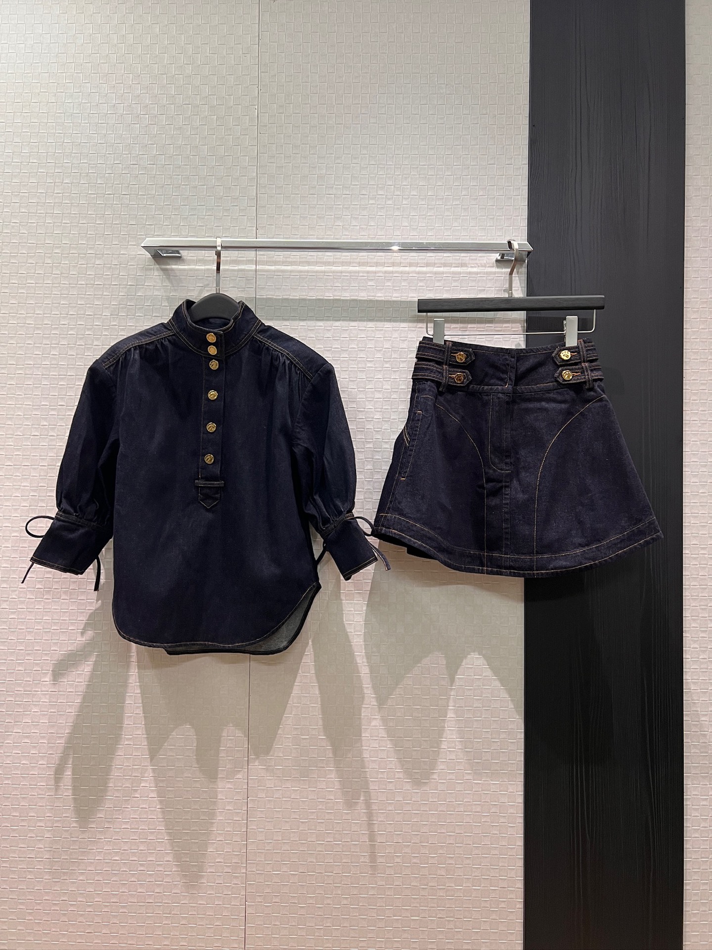NO:791392,Tops, skirts, new styles are coming, stand-up collar, puffed mid-sleeve denim tops, high-waisted skirts, bow decoration, shorts lining, sweet and age-reducing, versatile temperament, SML,,skirts,shorts,19860909上衣 半裙新款来袭立领泡泡中袖牛仔上衣高腰半裙 系蝴蝶结装饰 短裤内衬甜美减龄 气质百搭 SML,,skirts,shorts,,Women's clothing