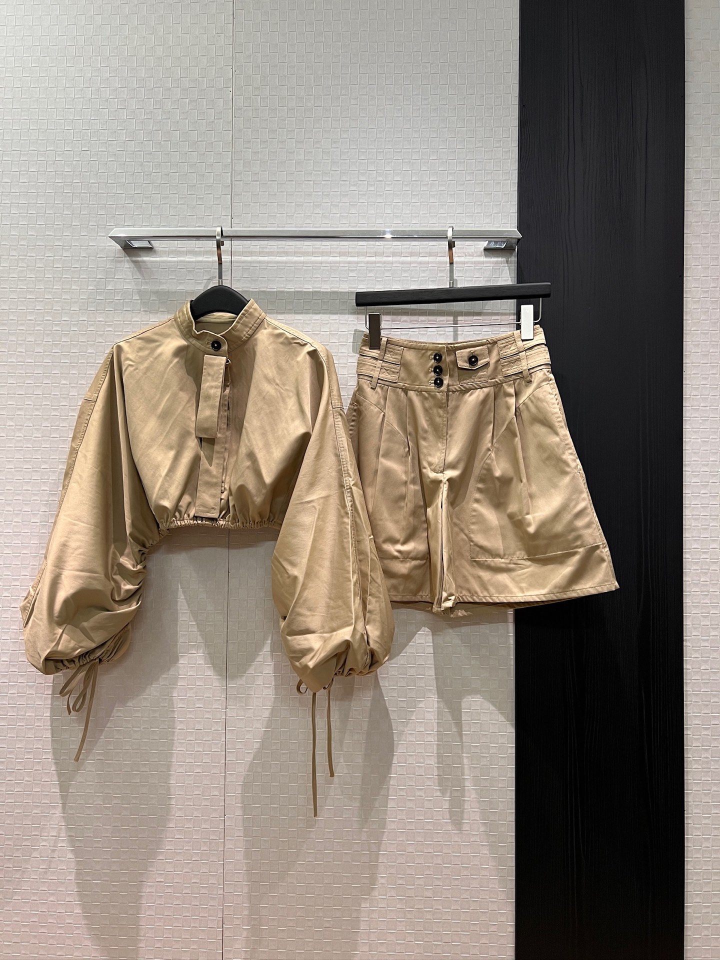 NO:792009,New styles of tops and shorts are coming, the same style as Guo Xiaoting's. Stand-up collar, lantern sleeves, short tops, high waist, multi-button shorts, A-line wide legs, cuffs tied with bows, sweet and age-reducing, versatile temperament, SML,,shorts,19860909上衣短裤新款来袭郭晓婷同款 立领灯笼袖短款上衣高腰多扣短裤 A字阔腿 袖口系绳蝴蝶结装饰甜美减龄 气质百搭 SML,,shorts,,Women's clothing