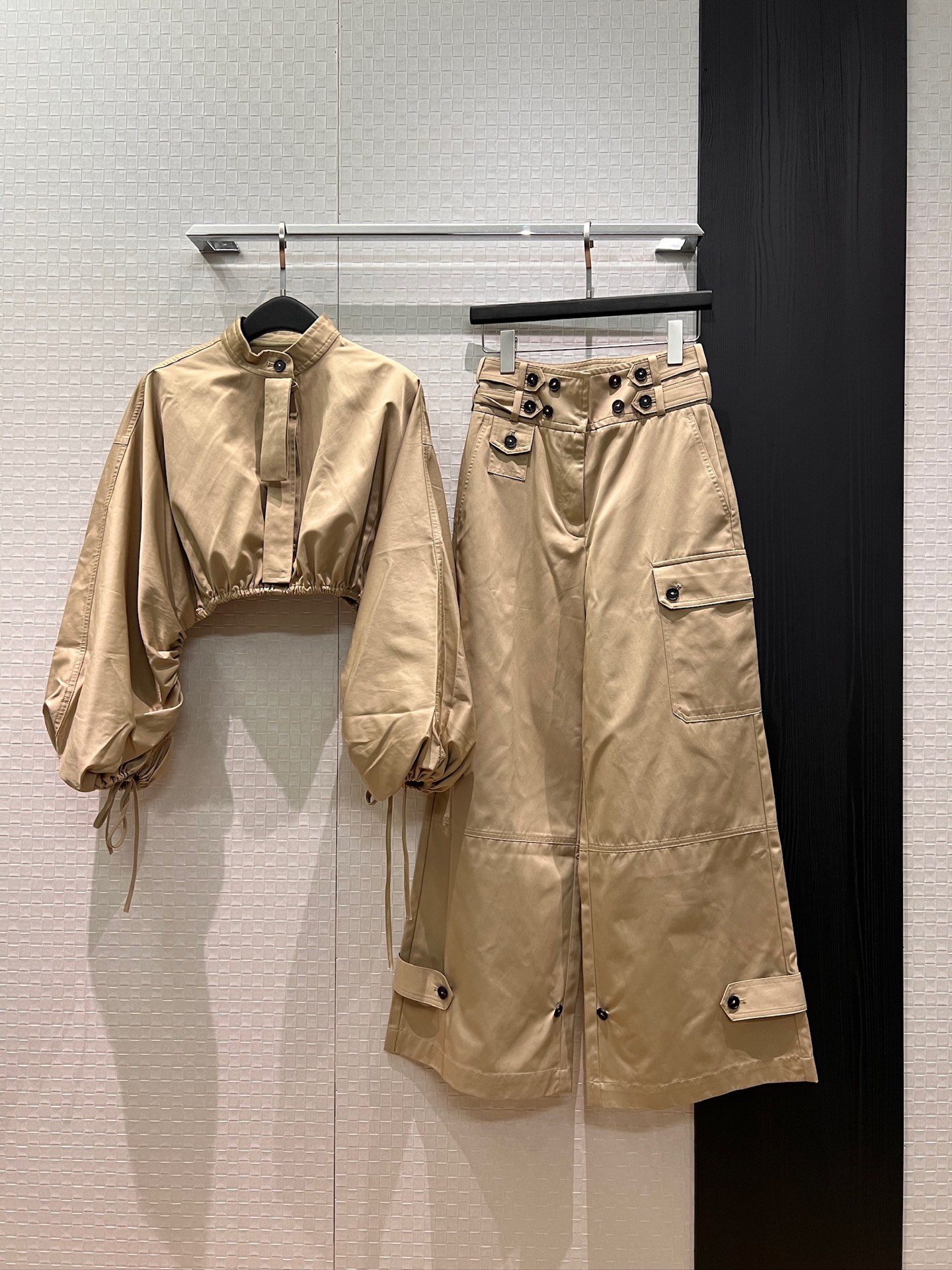 NO:792013,New styles of tops and trousers are coming. The same style as Guo Xiaoting's. Stand-up collar, lantern sleeves, short top, high waist, multi-button workwear, wide-leg pants. Tie-tie bow decoration on cuffs, sweet and age-reducing. Versatile temperament. SML,,19860909上衣 长裤新款来袭郭晓婷同款 立领灯笼袖短款上衣高腰多扣工装阔腿裤 袖口系绳蝴蝶结装饰甜美减龄 气质百搭 SML,,,Women's clothing