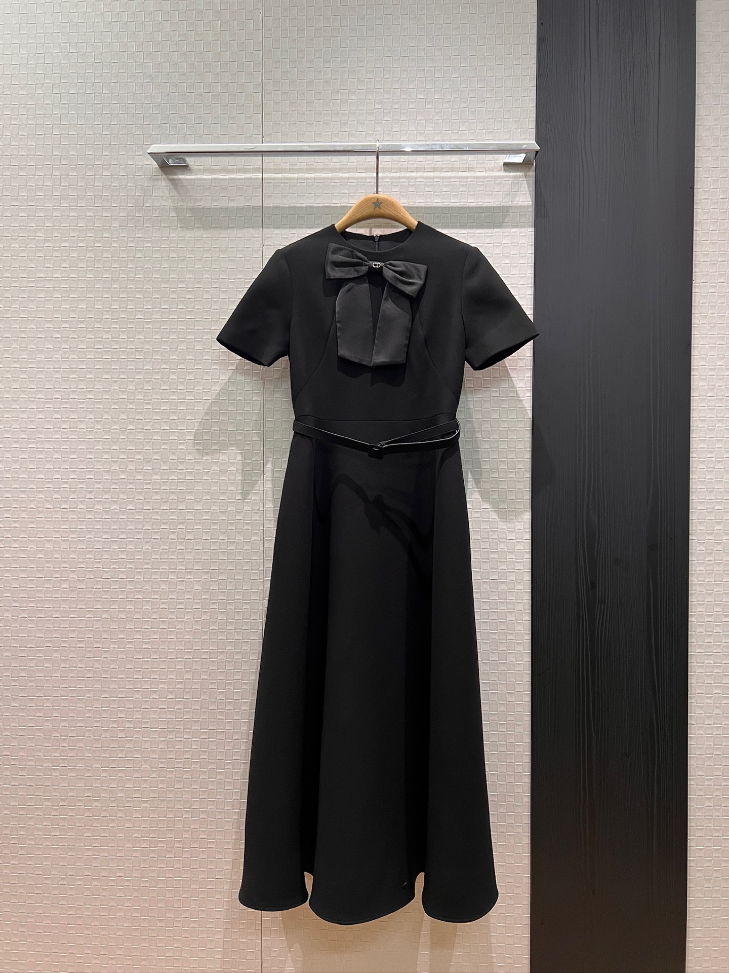 NO:795938,New chest bow decoration, round neck black short-sleeved dress, waisted long skirt, delivery belt decoration, pockets on both sides, must-have for goddesses S-XL,,skirts,T-shirt,19860909新款胸前蝴蝶结装饰 圆领黑色短袖连衣裙收腰长裙配送腰带装饰 两侧有口袋女神必备 S-XL,,skirts,T-shirt,,Women's clothing