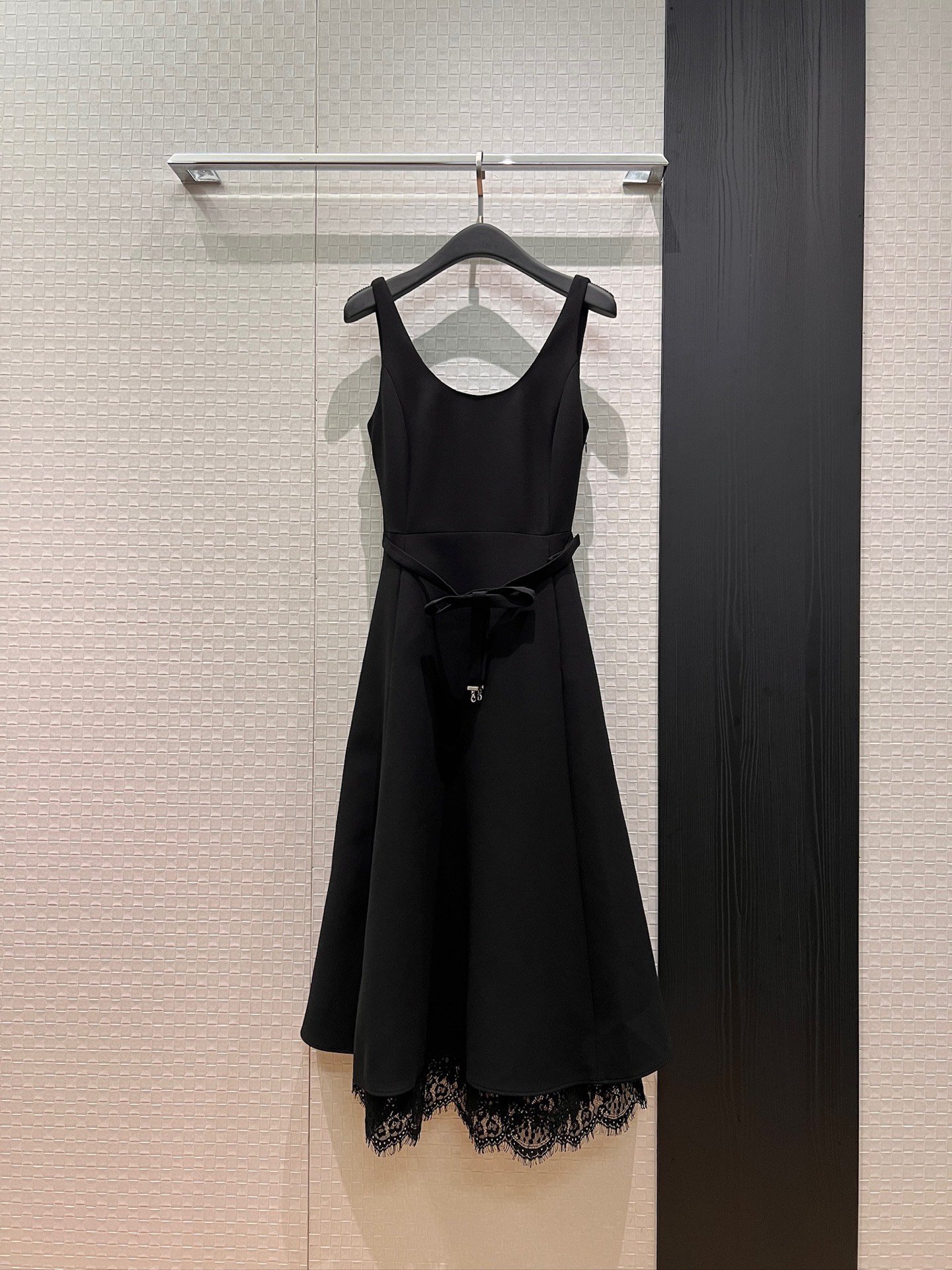 NO:795934,New lace splicing U-neck camisole dress, waist-cinching long skirt dress with CD bow belt decoration, pockets on both sides for a ladylike look, black and white, S-XL,,skirts,19860909新款蕾丝拼接U领吊带背心连衣裙 收腰长裙小礼服系CD蝴蝶结腰带装饰 两侧有口袋名媛气质 黑色白色 S-XL,,skirts,,Women's clothing