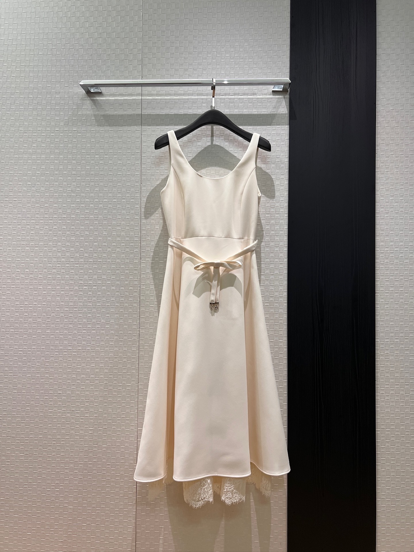 NO:795930,New lace splicing U-neck camisole dress, waist-cinching long skirt dress with CD bow belt decoration, pockets on both sides for a ladylike look, black and white, S-XL,,skirts,19860909新款蕾丝拼接U领吊带背心连衣裙 收腰长裙小礼服系CD蝴蝶结腰带装饰 两侧有口袋名媛气质 黑色白色 S-XL,,skirts,,Women's clothing
