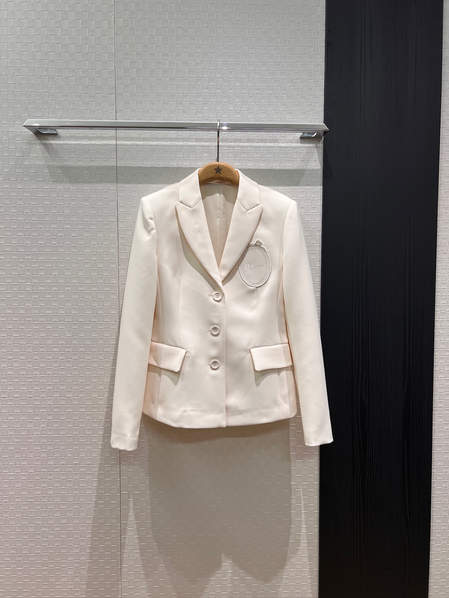 NO:795923,New classic style, embroidered logo badge decoration, minimalist French single-breasted waisted suit jacket, slim and slim, flap pockets on both sides, commuting fashion, versatile temperament, black and white S-XL,, jackets & coats, business suit,19860909新款经典版型 刺绣logo徽章装饰 极简法式单排扣收腰西装外套修身显瘦 两侧翻盖口袋通勤时尚 气质百搭 黑色白色 S-XL,,jackets & coats,business suit,,Women's clothing
