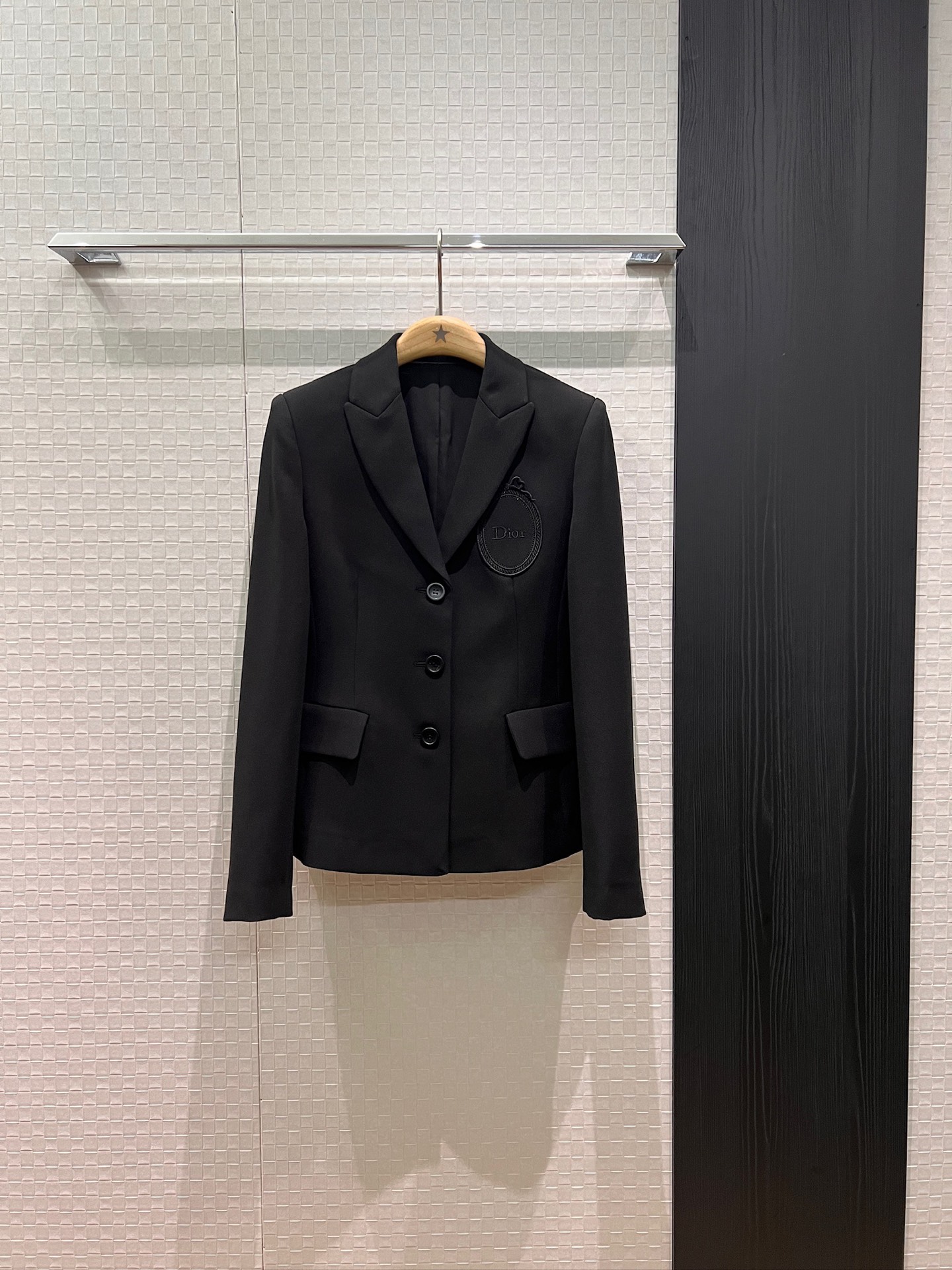 NO:795926,New classic style, embroidered logo badge decoration, minimalist French single-breasted waisted suit jacket, slim and slim, flap pockets on both sides, commuting fashion, versatile temperament, black and white S-XL,, jackets & coats, business suit,19860909新款经典版型 刺绣logo徽章装饰 极简法式单排扣收腰西装外套修身显瘦 两侧翻盖口袋通勤时尚 气质百搭 黑色白色 S-XL,,jackets & coats,business suit,,Women's clothing