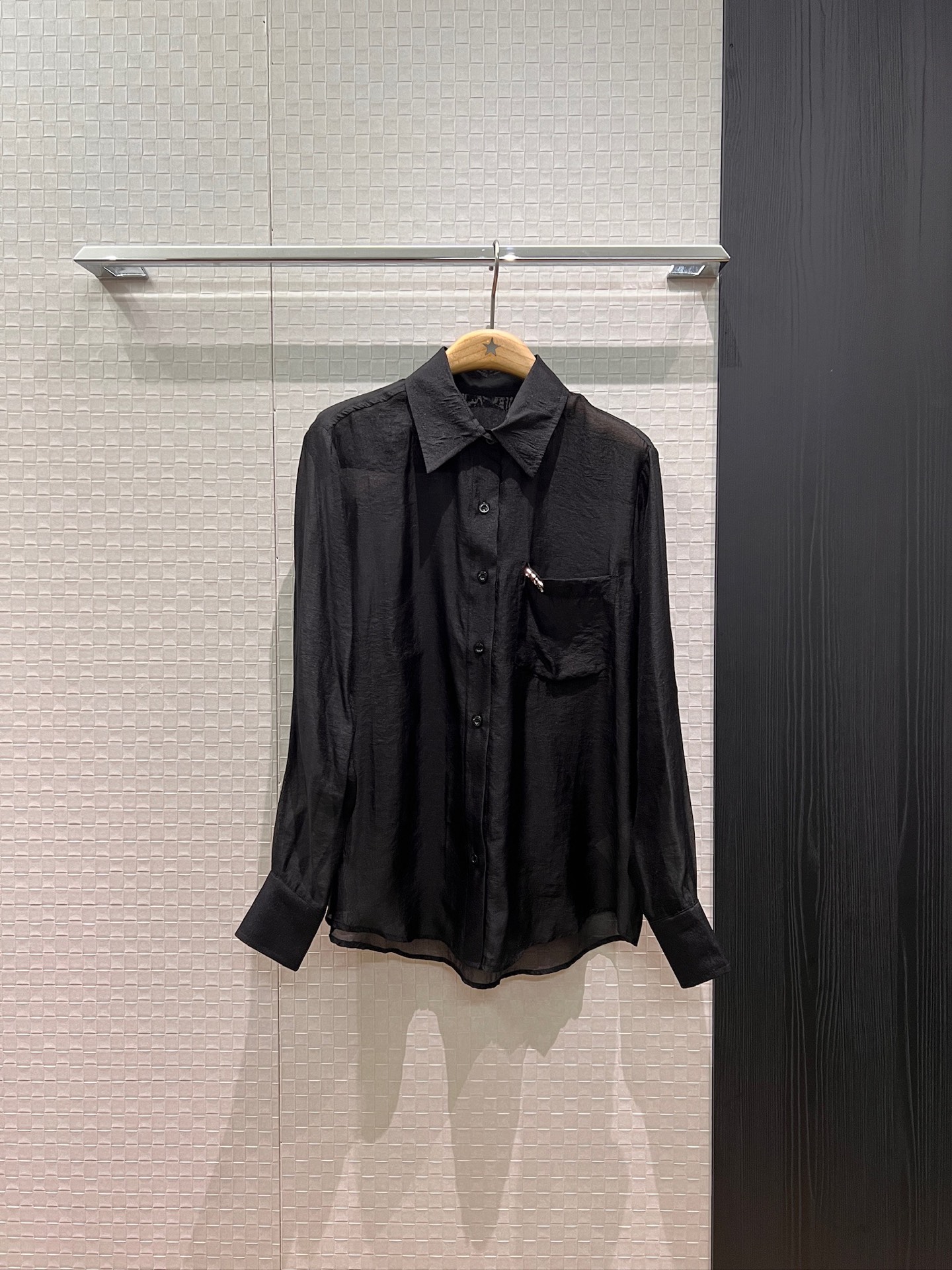 NO:795917,New style small logo decorated pocket micro see-through shirt, simple sun protection, casual and versatile, black and white essential for age reduction SML,,19860909新款小logo装饰口袋微透视衬衣简约防晒 休闲百搭 减龄必备黑色白色 SML,,,Women's clothing