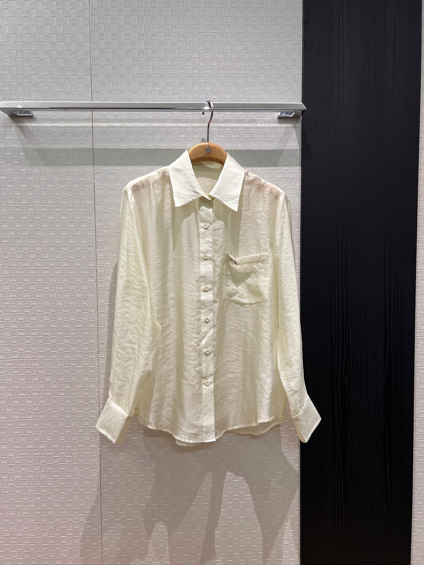 NO:795911,New style small logo decorated pocket micro see-through shirt, simple sun protection, casual and versatile, black and white essential for age reduction SML,,19860909新款小logo装饰口袋微透视衬衣简约防晒 休闲百搭 减龄必备黑色白色 SML,,,Women's clothing