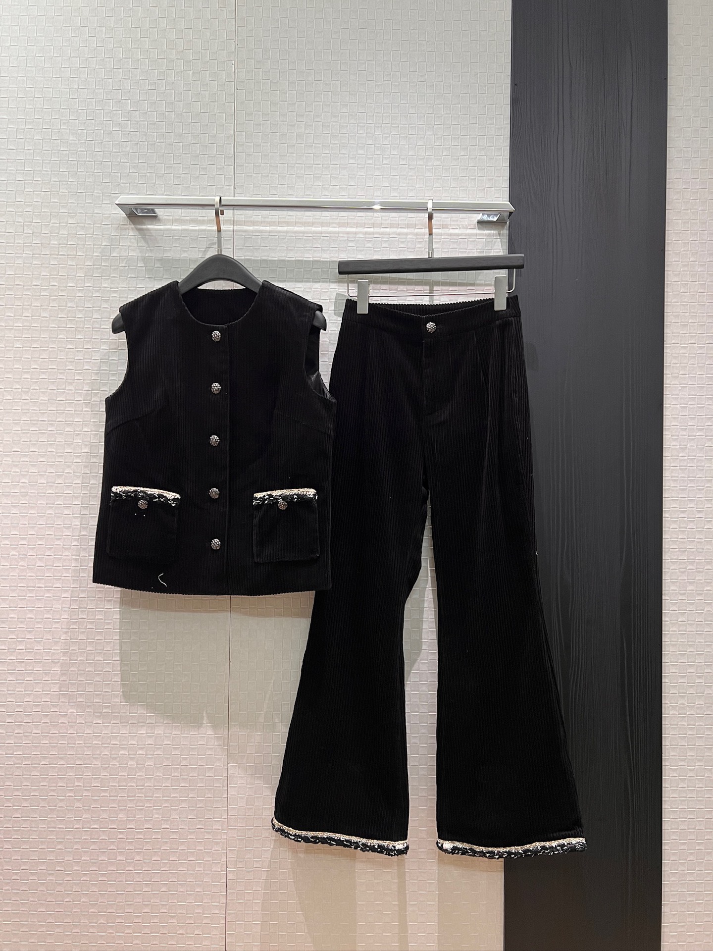 NO:795899,Vest, trousers, new round neck corduroy vest top, corduroy micro-flare pants, heavy woven belt edge decoration, open-mold rhombus buckle, ladylike elegance, versatile temperament, SML,,19860909马甲 裤新款圆领灯芯绒马甲上衣灯芯绒微喇叭裤重工编织带边装饰 开模菱格纹扣名媛优雅 气质百搭 SML,,,Women's clothing