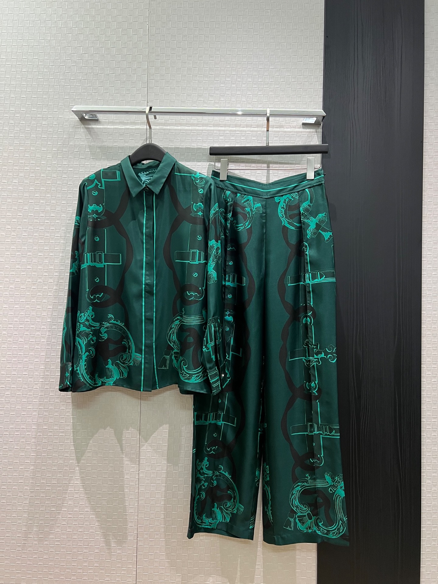 NO:798652,Shirts and trousers for early spring, new positioning printed silk twill shirt, positioning floral silk wide-leg trousers with spliced ​​back waist and elastic waist design. There are pockets on both sides. Fashionable and versatile. Lazy temperament. Can be worn as a set or separately. Black, white, red, green S-XL,,real silk,19860909衬衣 裤子早春新款定位印花真丝斜纹衬衣定位花真丝阔腿裤拼接后腰松紧腰设计 两侧有口袋 时尚百搭 气质慵懒 可一套或分开搭 黑色白色红色绿色 S-XL,,real silk,,Women's clothing