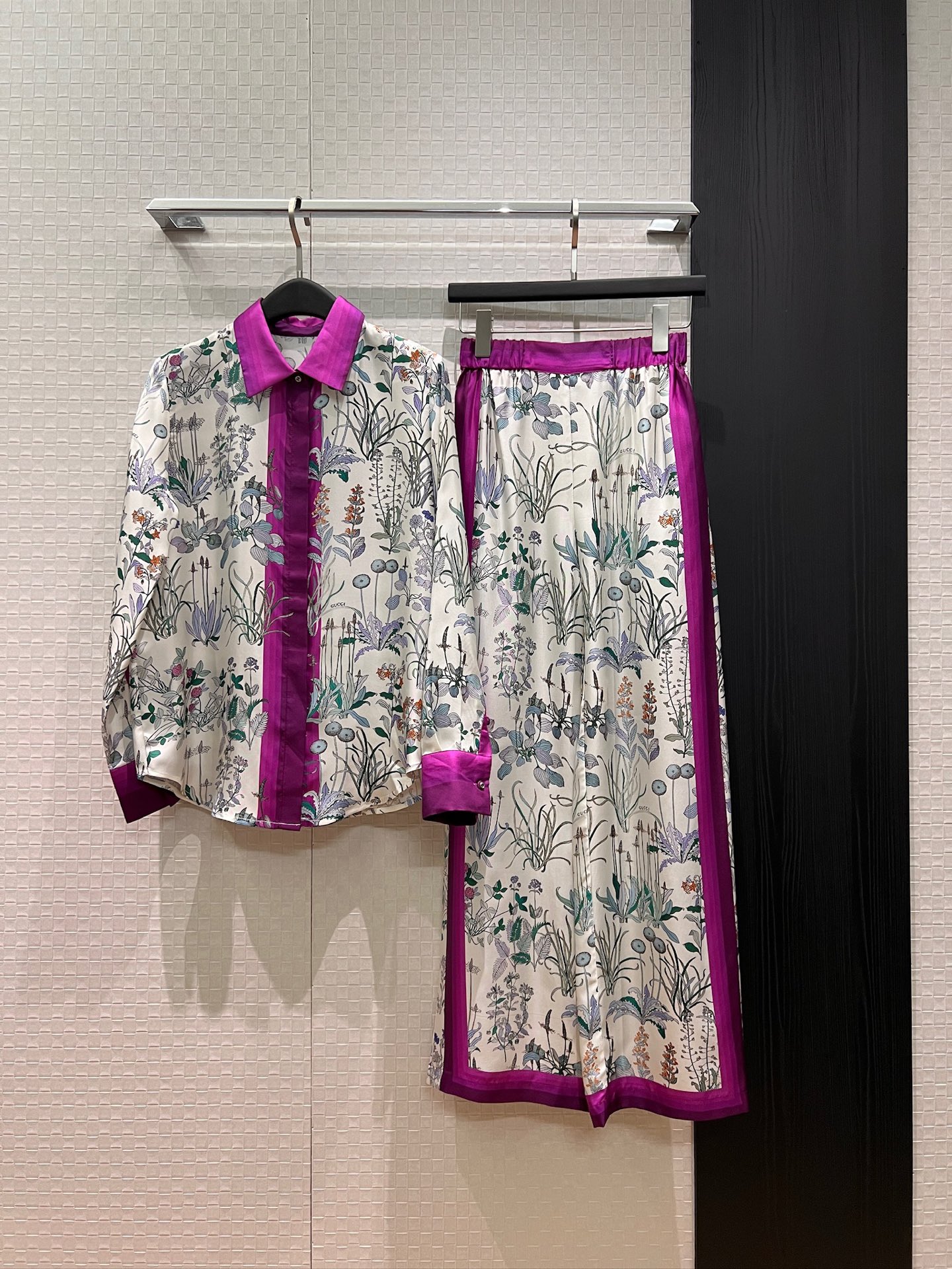 NO:796523,Shirts and pants new 26 spring floral print Contrast lapel silk twill long-sleeved shirt positioning printed wide leg pants Double G covered buttons Elastic waist Pockets on both sides Simple and fashionable Commuting elegance and versatile A must-have for age reduction S-XL,,real silk,19860909衬衣裤子新款26春天花卉印花 撞色翻领真丝斜纹长袖衬衣定位印花阔腿裤 双G包扣 松紧腰 两侧口袋 简约时尚 通勤优雅气质百搭 减龄必备 S-XL,,real silk,,Women's clothing