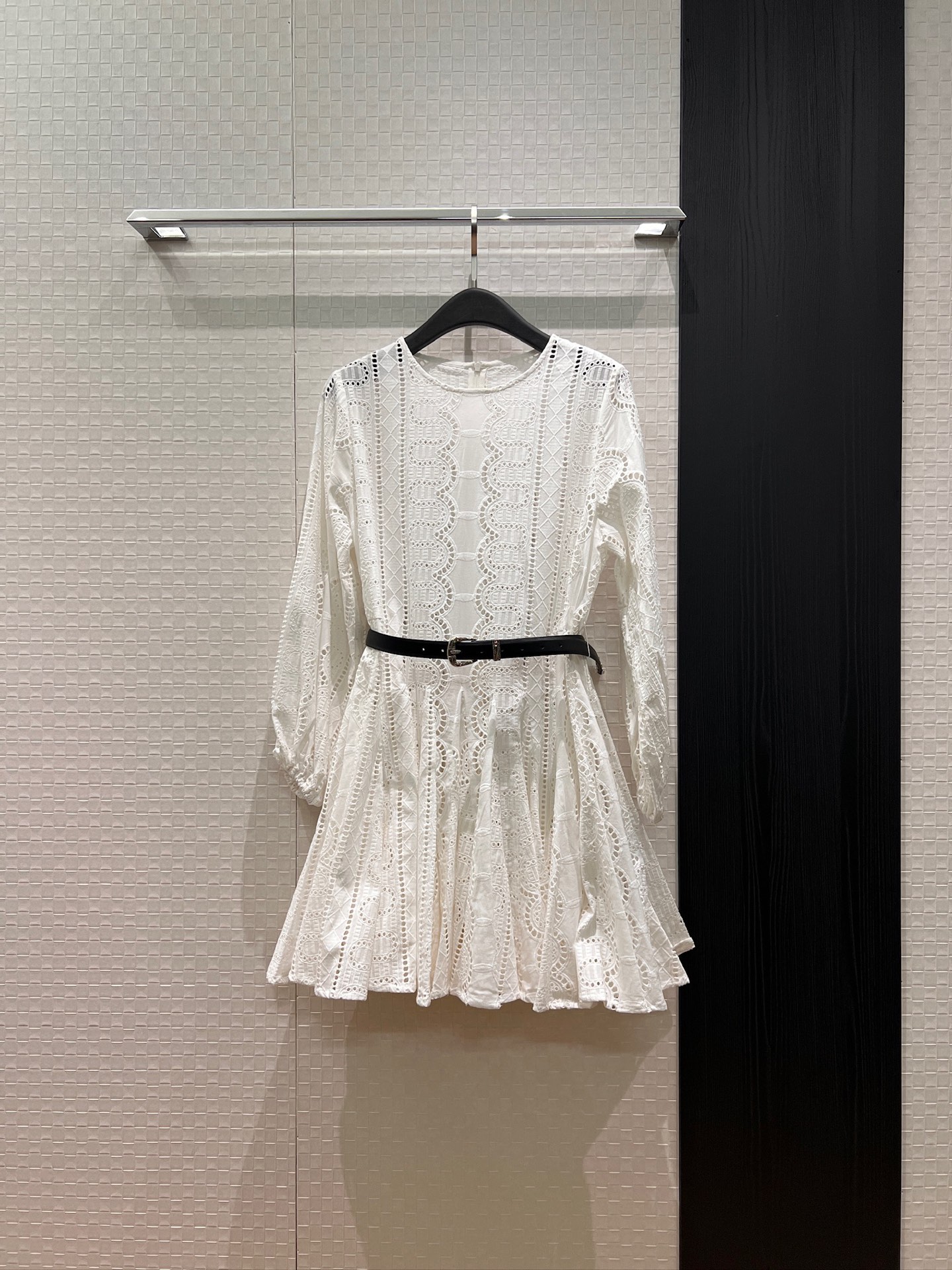 NO:795922,New heavy industry hollow embroidery round neck long-sleeved dress with suspender lining, splicing design lotus leaf large skirt, matching belt decoration, sweet and age-reducing SML,,skirts,19860909新款重工镂空刺绣圆领长袖连衣裙配送吊带内衬 拼接设计荷叶大裙摆 搭配腰带装饰 甜美减龄SML,,skirts,,Women's clothing
