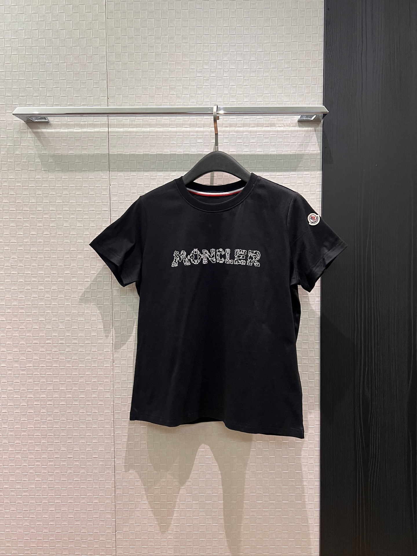 NO:795910,New style masked puzzle classic logo printed T-shirt cuff badge embroidery decoration casual and versatile purple black white mLXL, Moncler, tees, t-shirt,19860909新款蒙口拼图经典logo印花T恤袖口徽章刺绣装饰休闲百搭 紫色黑色白色 mLXL,,Moncler,tees，t-shirt,,Women's clothing