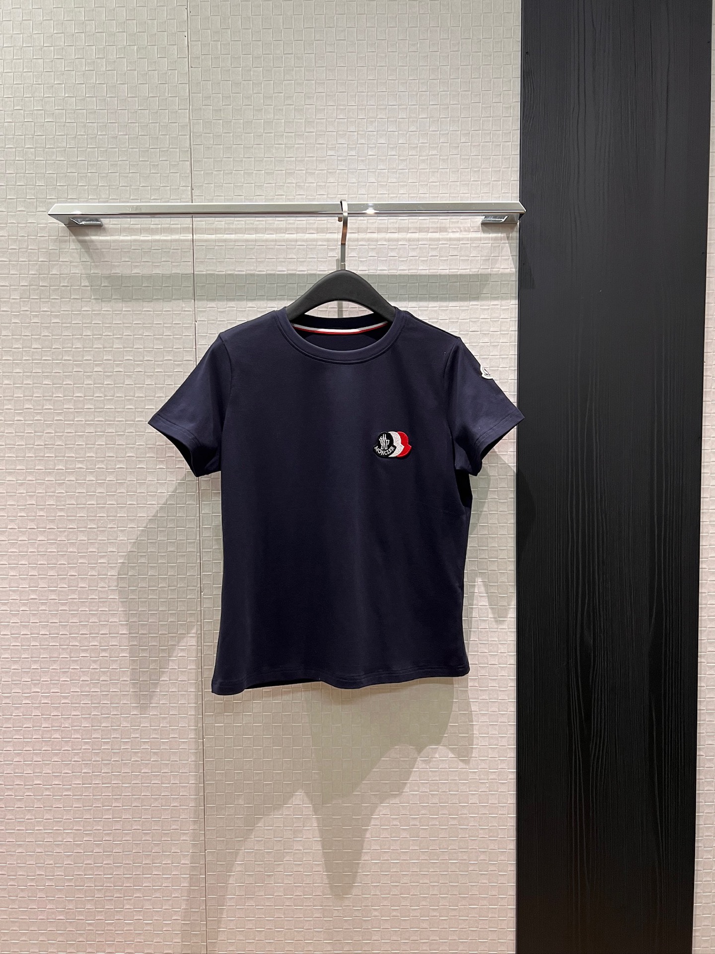 NO:795907,New type of masked chest three-color embroidered badge T-shirt, classic badge armband, casual and versatile, dark blue and white S-XL,,Moncler,tees,t-shirt,19860909新款蒙口 胸前三色刺绣徽章T恤经典徽章袖标休闲百搭 深蓝白色 S-XL,,Moncler,tees，t-shirt,,Women's clothing