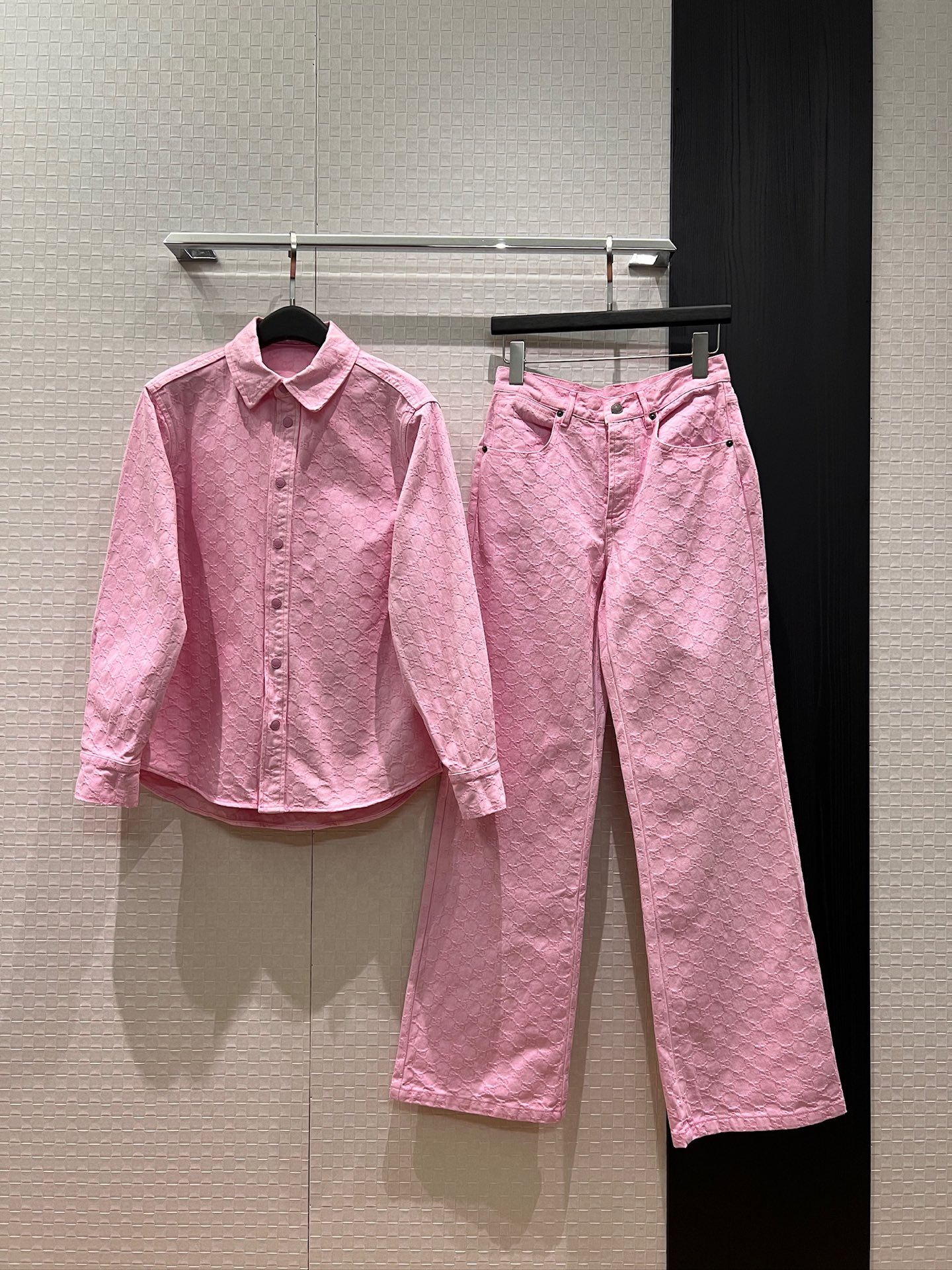 NO:796515,New double G jacquard washed pink denim shirt jacket with molded hardware buttons. Loose, lazy, fashionable and versatile. A must-have for age reduction. S-XL,,jackets & coats,19860909新款双G提花洗水粉色牛仔衬衣外套开模五金扣子 宽松慵懒时尚百搭 减龄必备 S-XL,,jackets & coats,,Women's clothing