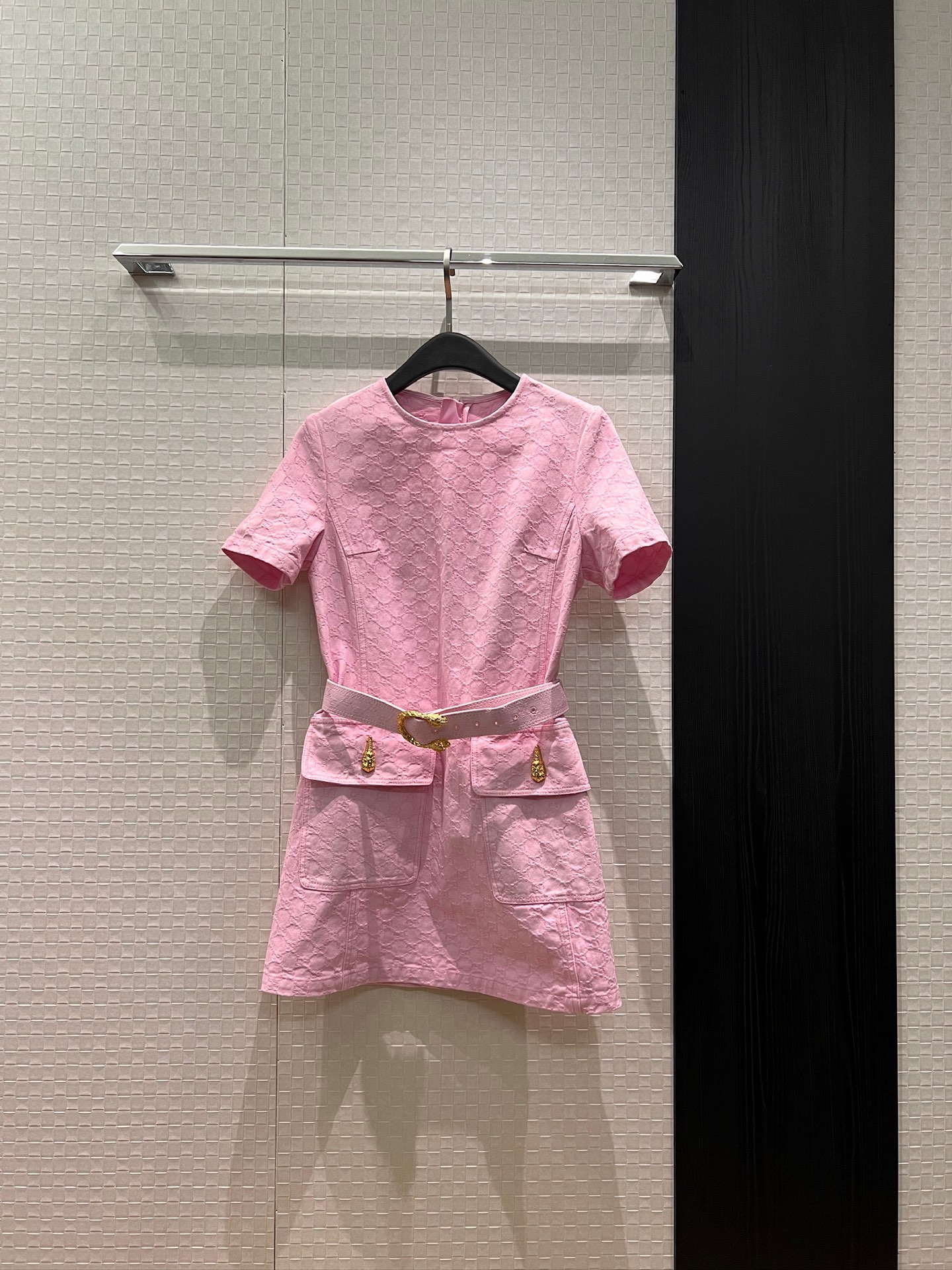 NO:796522,New double G jacquard washed denim, pink short-sleeved dress, double G belt with flap pockets on both sides, simple temperament, elegant and fashionable for commuting and reducing age. S-XL,,skirts,T-shirt,19860909新款双G提花洗水牛仔 粉色短袖连衣裙 系双g腰带搭配两侧翻盖口袋 简约气质 通勤优雅时尚减龄 S-XL,,skirts,T-shirt,,Women's clothing