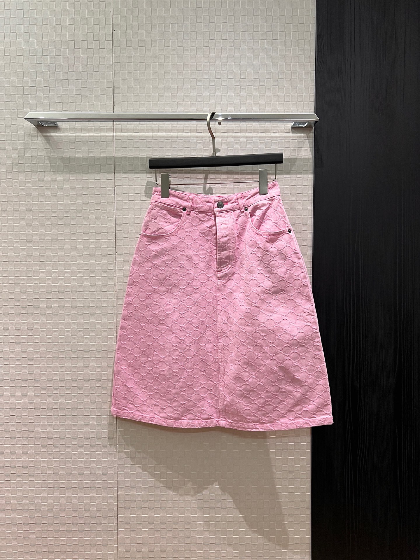 NO:796526,New double G jacquard washed pink denim skirt A-line mid-length style, casual and age-reducing college style, versatile temperament, paired with shirts and jackets of the same series S-XL,,skirts,jackets & coats,19860909新款双G提花洗水粉色牛仔半裙 A字中长款 学院风休闲减龄 气质百搭 搭同系列衬衣外套 S-XL,,skirts,jackets & coats,,Women's clothing