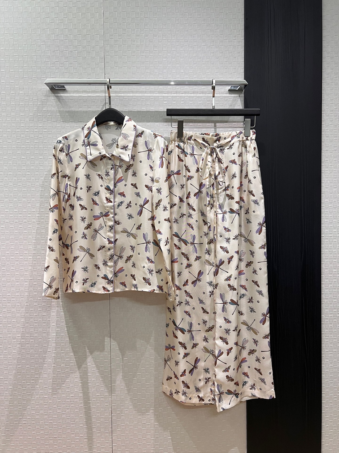 NO:796518,Shirts and pants spring and summer new style dragonfly positioning printed silk twill shirt positioning flower silk wide leg pants with drawstring elastic waist design Fashionable and versatile Lazy temperament Can be worn as a set or separately S-XL,,real silk,19860909衬衣裤子春夏新款蜻蜓定位印花真丝斜纹衬衣定位花真丝阔腿裤系带抽绳松紧腰设计 时尚百搭 气质慵懒 可一套或分开搭 S-XL,,real silk,,Women's clothing