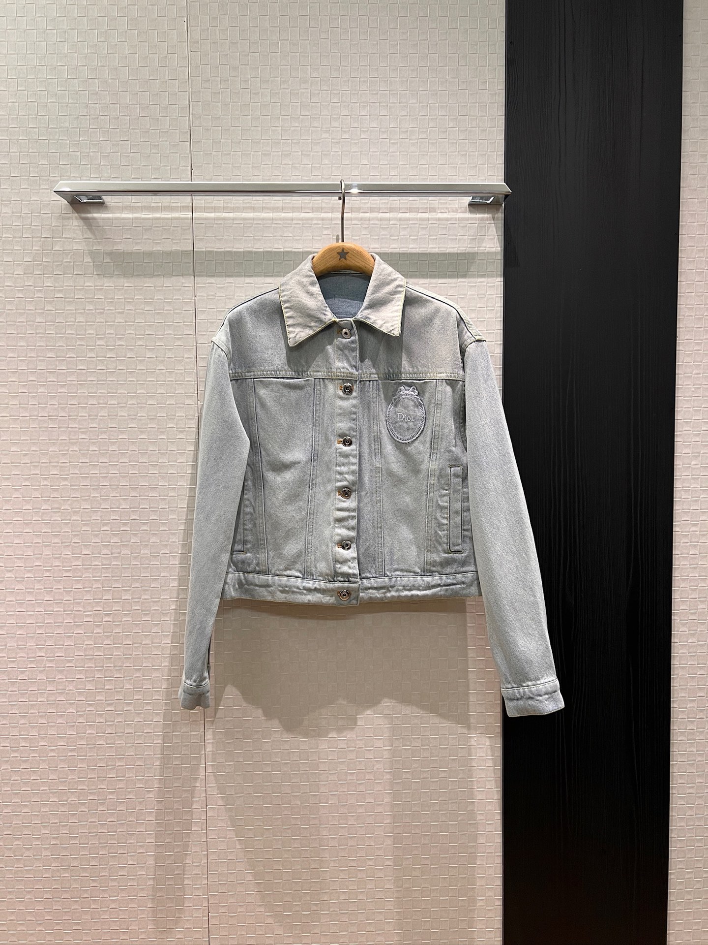 NO:796510,The same style as Han So Hee. Embroidered logo badge on the chest. Washed light blue denim jacket is fashionable and versatile. Loose and age-reducing small leather label with logo on the back. Can be worn with the same style of jeans. S-XL,,jeans,jackets & coats,19860909新款韩素希同款 胸前刺绣logo徽章 洗水浅蓝牛仔外套时尚百搭 宽松减龄背后logo小皮标 可搭同款牛仔裤 S-XL,,jeans,jackets & coats,,Women's clothing