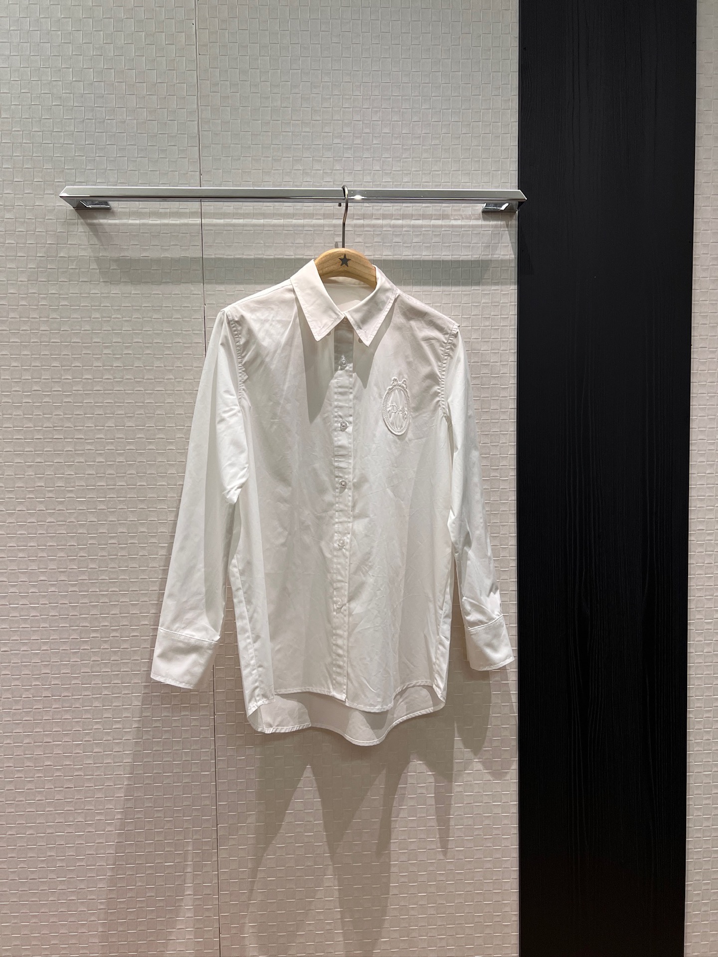NO:796498,New minimalist short-sleeved shirt with logo badge embroidered on the chest, commuter fashion, casual and versatile, essential for age reduction, S-XL, T-shirt,19860909新款极简胸前刺绣logo徽章短袖衬衣通勤时尚 休闲百搭 减龄必备S-XL,,T-shirt,,Women's clothing