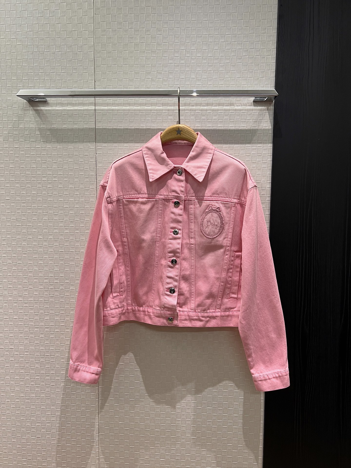 NO:796492,New style embroidered logo badge on the chest. Washed pink denim jacket is fashionable and versatile. Loose and age-reducing small logo leather label on the back. Can be worn with the same denim skirt. S-XL, skirts, jackets & coats,19860909新款胸前刺绣logo徽章 洗水粉色牛仔外套时尚百搭 宽松减龄背后logo小皮标 可搭同款牛仔半裙 S-XL,,skirts,jackets & coats,,Women's clothing