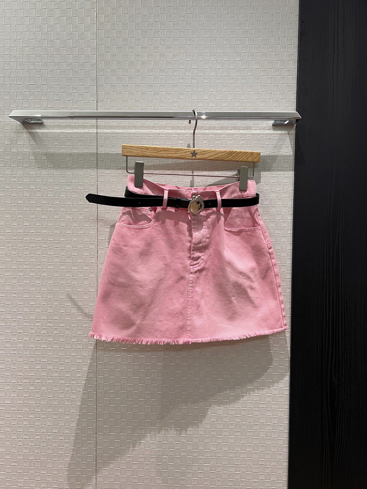 NO:796486,The new style of Reba is the same as that of Zhou Ye, with magic mirror belt decoration, raw edge washed pink denim skirt, casual age-reducing logo small leather label on the back, can be worn with the same series of jackets S-XL, skirts, jackets & coats,19860909新款热巴 周也同款 配魔镜腰带装饰 毛边洗水粉色牛仔半裙 休闲减龄背后logo小皮标 可搭同系列外套S-XL,,skirts,jackets & coats,,Women's clothing