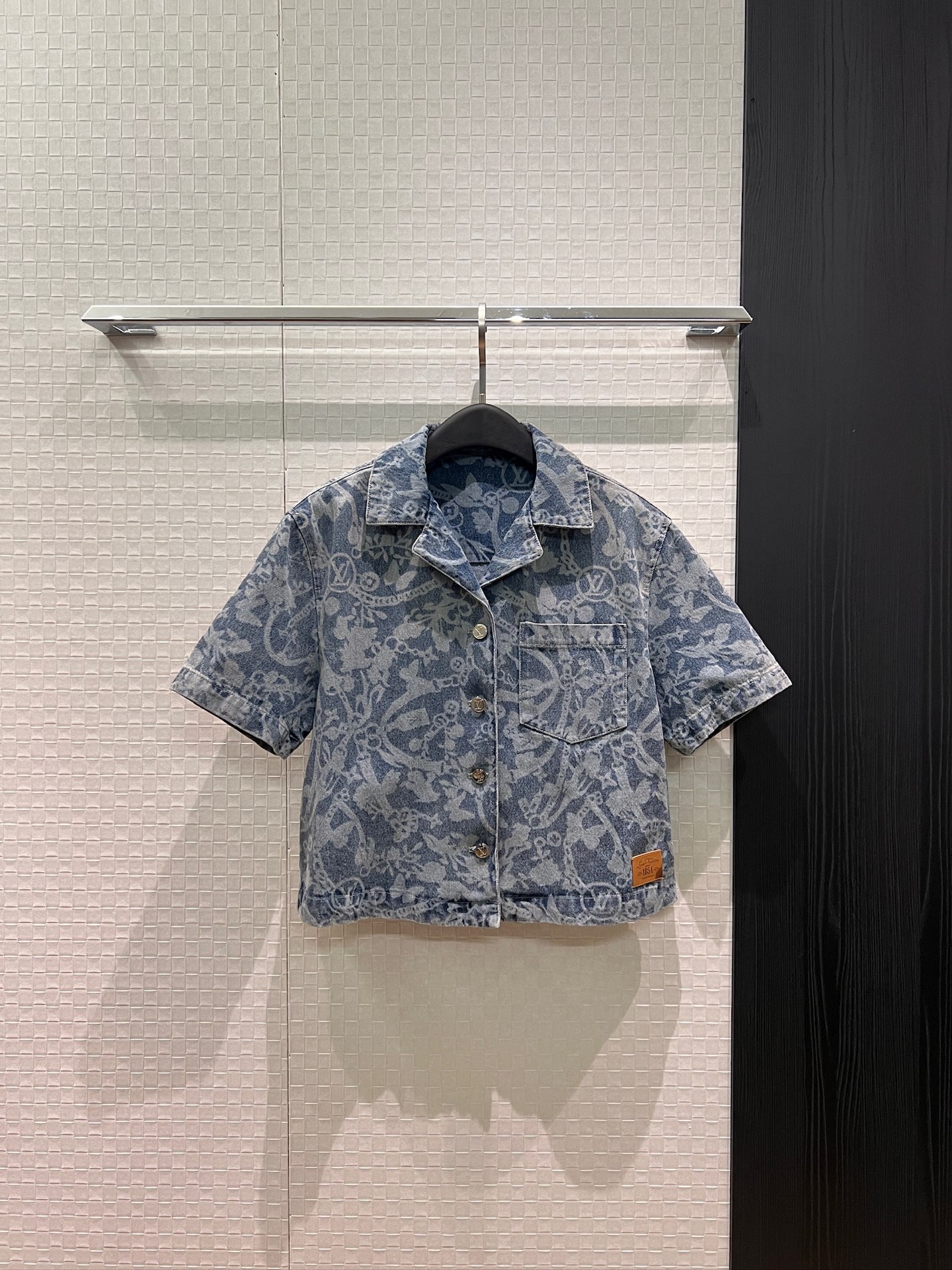 NO:797012,New nautical series, washed printed denim short-sleeved top with molded buttons, logo leather label on the hem, paired with a skirt, casual and cool S-XL, skirts, T-shirt,19860909新款航海系列 洗水印花牛仔短袖上衣开模扣子 下摆logo皮标 搭半裙 休闲酷帅S-XL,,skirts,T-shirt,,Women's clothing