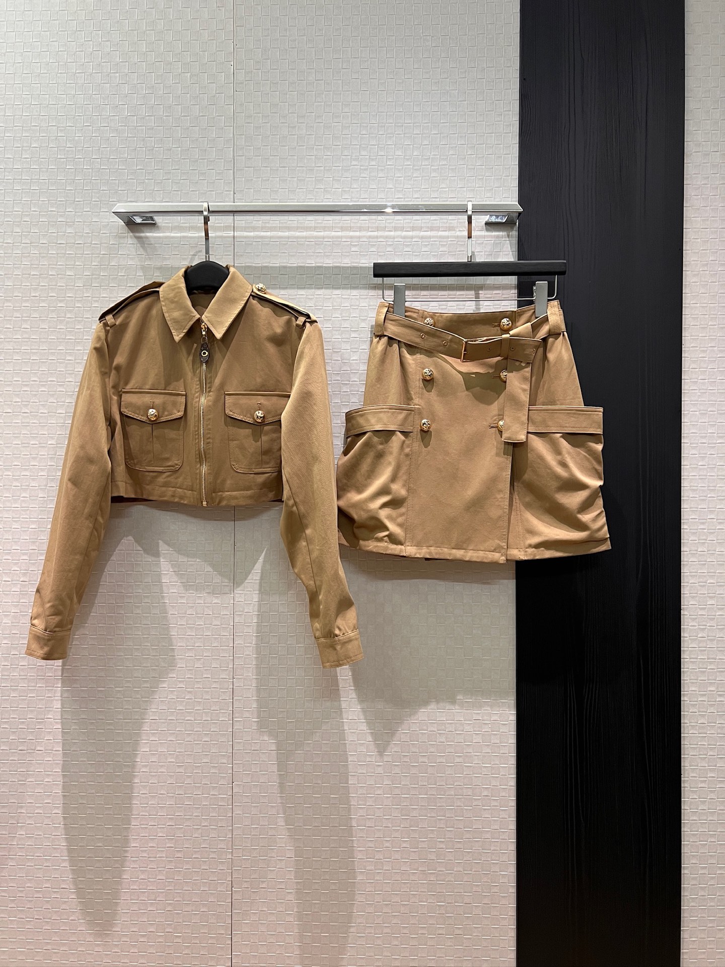 NO:797030,New nautical series of coats and skirts. Same style as Liu Yifei. Short coat with gold buckles and epaulettes. Double-breasted belt with decorative skirt. Large pockets on both sides. Fashionable and casual. Handsome and versatile. s-XL,,skirts,jackets & coats,19860909外套半裙新款航海系列 刘亦菲同款 金扣肩章短款外套双排扣腰带装饰半裙 两侧大口袋 时尚休闲 帅气百搭s-XL,,skirts,jackets & coats,,Women's clothing
