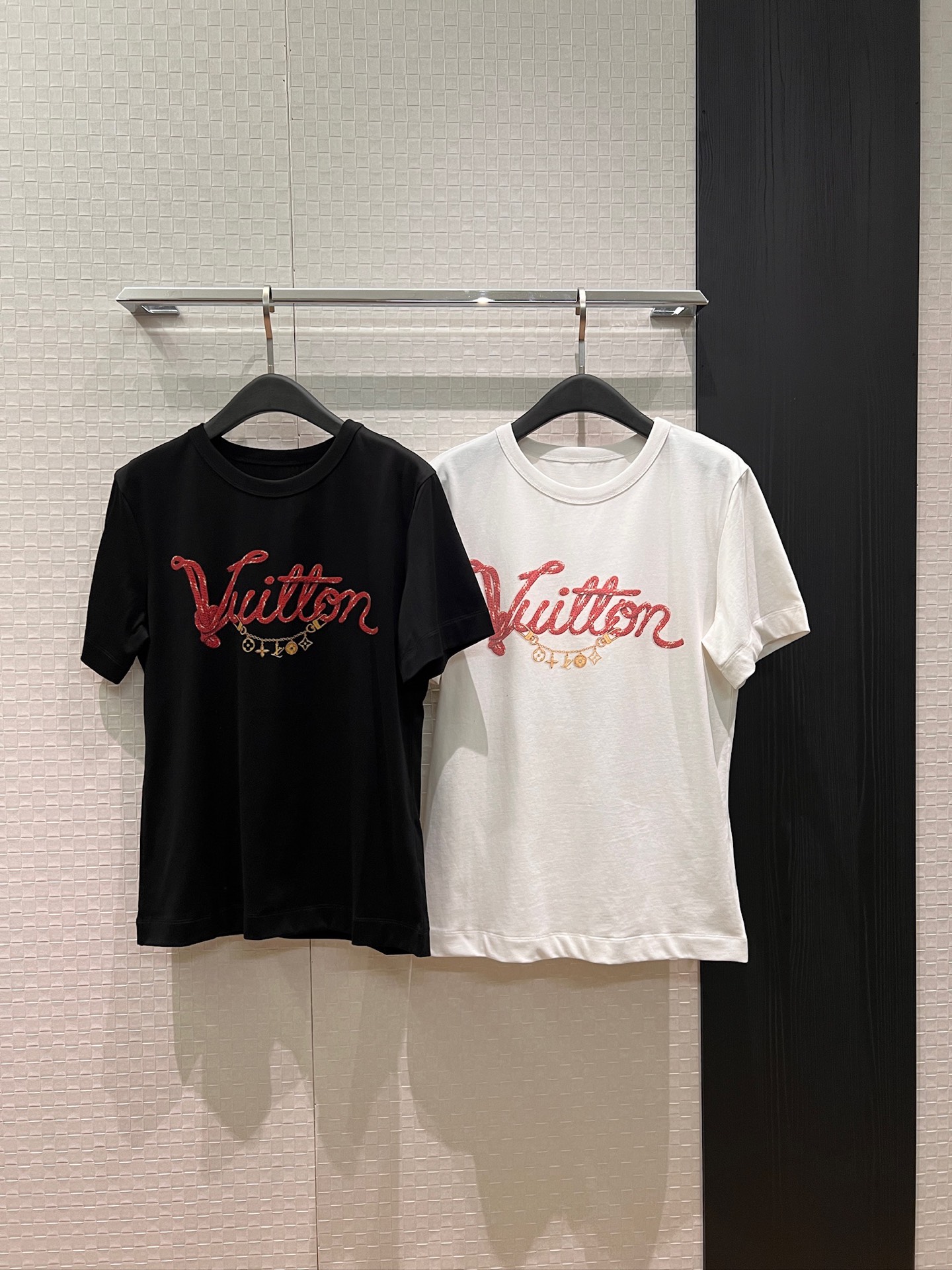 NO:797029,New logo printed T-shirt, simple, casual, fashionable and versatile, black and white, SML,,tees,t-shirt,19860909新款logo印花T恤 简单休闲时尚百搭 黑色白色 SML,,tees，t-shirt,,Women's clothing