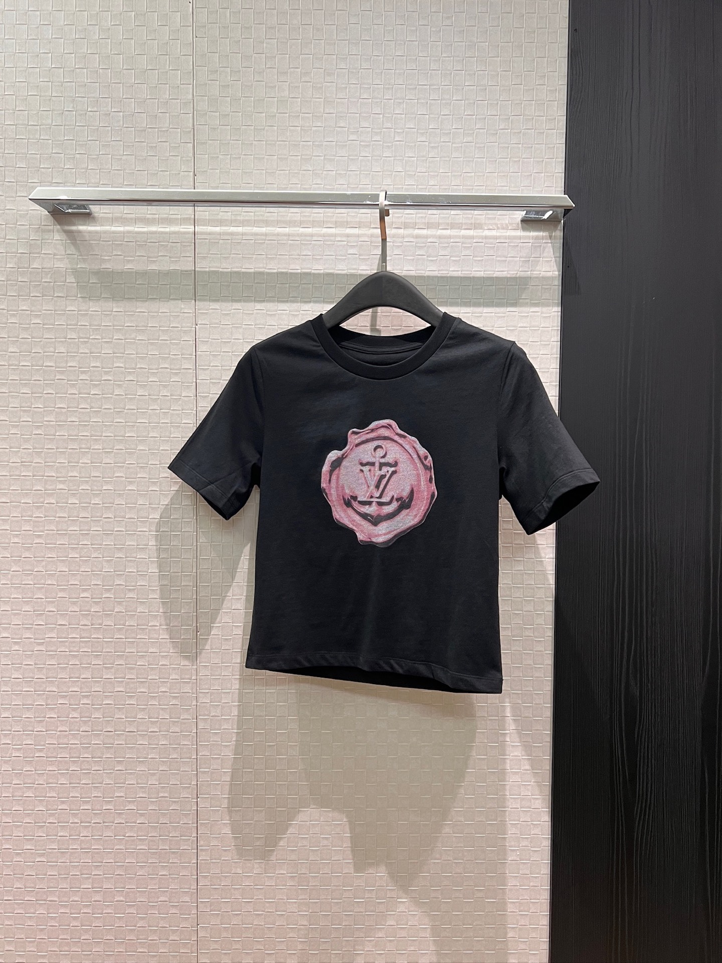 NO:797017,New stamp logo printed short T-shirt, simple, casual, fashionable and versatile SML,,tees,t-shirt,19860909新款印章logo印花短款T恤 简单休闲时尚百搭 SML,,tees，t-shirt,,Women's clothing
