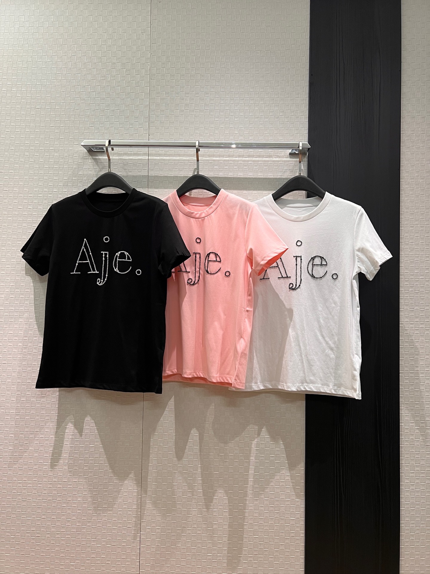 NO:797011,The new heavy hand-beaded letter T-shirt is simple and exquisite. It is versatile for age reduction, black, pink and white. SML,,tees,t-shirt,19860909新款重手工钉珠字母T恤简约精致 减龄百搭黑粉白 SML,,tees，t-shirt,,Women's clothing