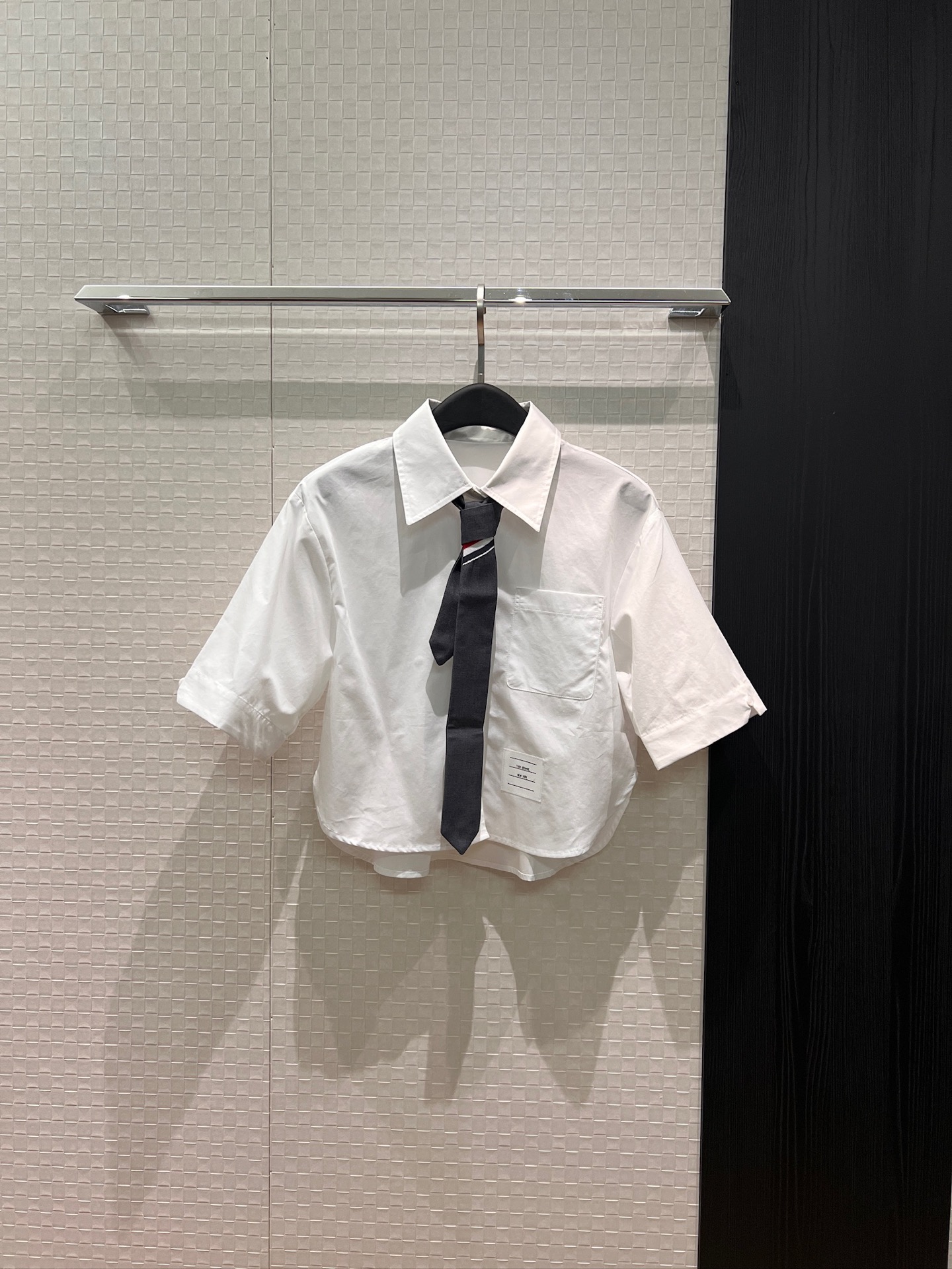 NO:797008,New TB three-color webbing tie decorated white shirt, loose short sleeves, irregular hem, college style, age-reducing and versatile SML, T-shirt, ties,19860909新款TB三色织带领带装饰白色衬衣 宽松短袖 不规则下摆学院风 减龄百搭SML,,T-shirt,ties,,Women's clothing