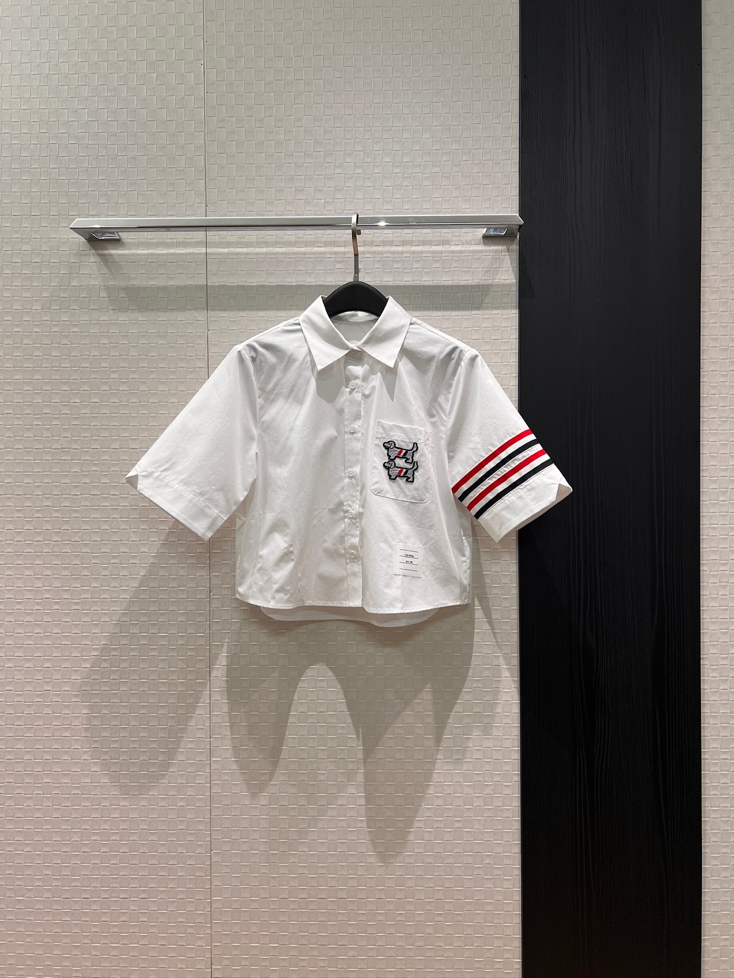 NO:797006,New TB three-color ribbon decoration, puppy embroidered white shirt, loose short sleeves, irregular hem, college style, age-reducing and versatile SML, T-shirt,19860909新款TB三色织带装饰 小狗刺绣白色衬衣 宽松短袖 不规则下摆学院风 减龄百搭SML,,T-shirt,,Women's clothing