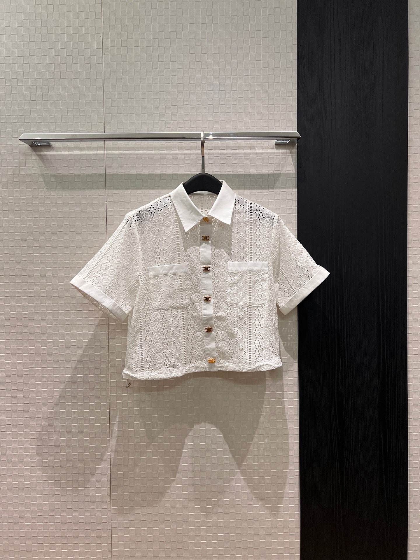 NO:797002,New hollow embroidery Arc de Triomphe gold button short-sleeved shirt, short hem drawstring waist design, cute and age-reducing, versatile for vacations SML,, T-shirt,19860909新款镂空刺绣凯旋门金扣短袖衬衣短款下摆抽绳收腰设计可爱减龄 度假百搭 SML,,T-shirt,,Women's clothing