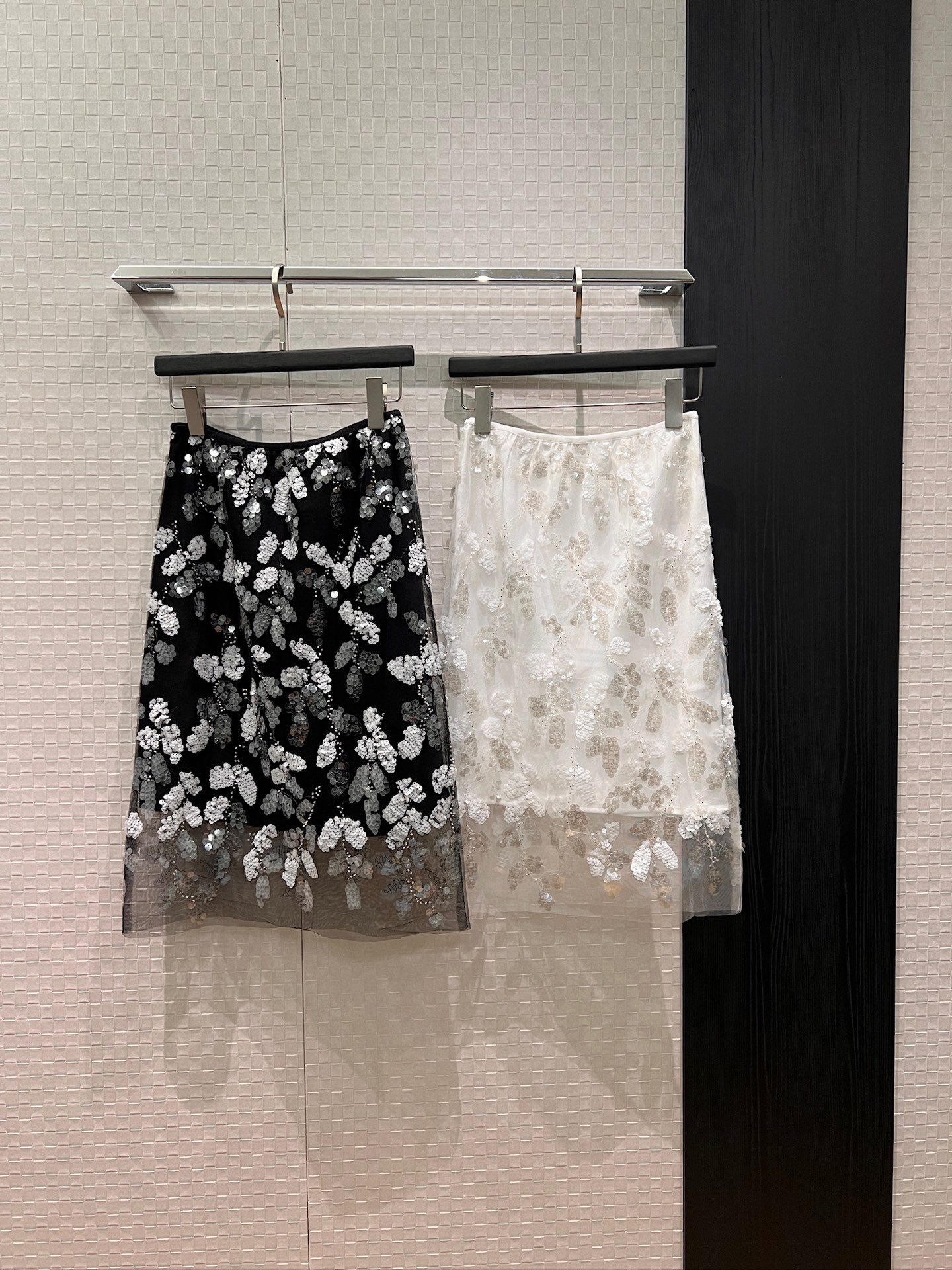 NO:796996,New heavy industry mesh sequin embroidered skirt with elastic waist, hip-hugging and slim fit, elegant and versatile for commuting, black and white S-XL,,skirts,19860909新款重工网纱亮片绣花半裙腰围弹力 包臀修身 气质通勤 优雅百搭 黑色白色 S-XL,,skirts,,Women's clothing