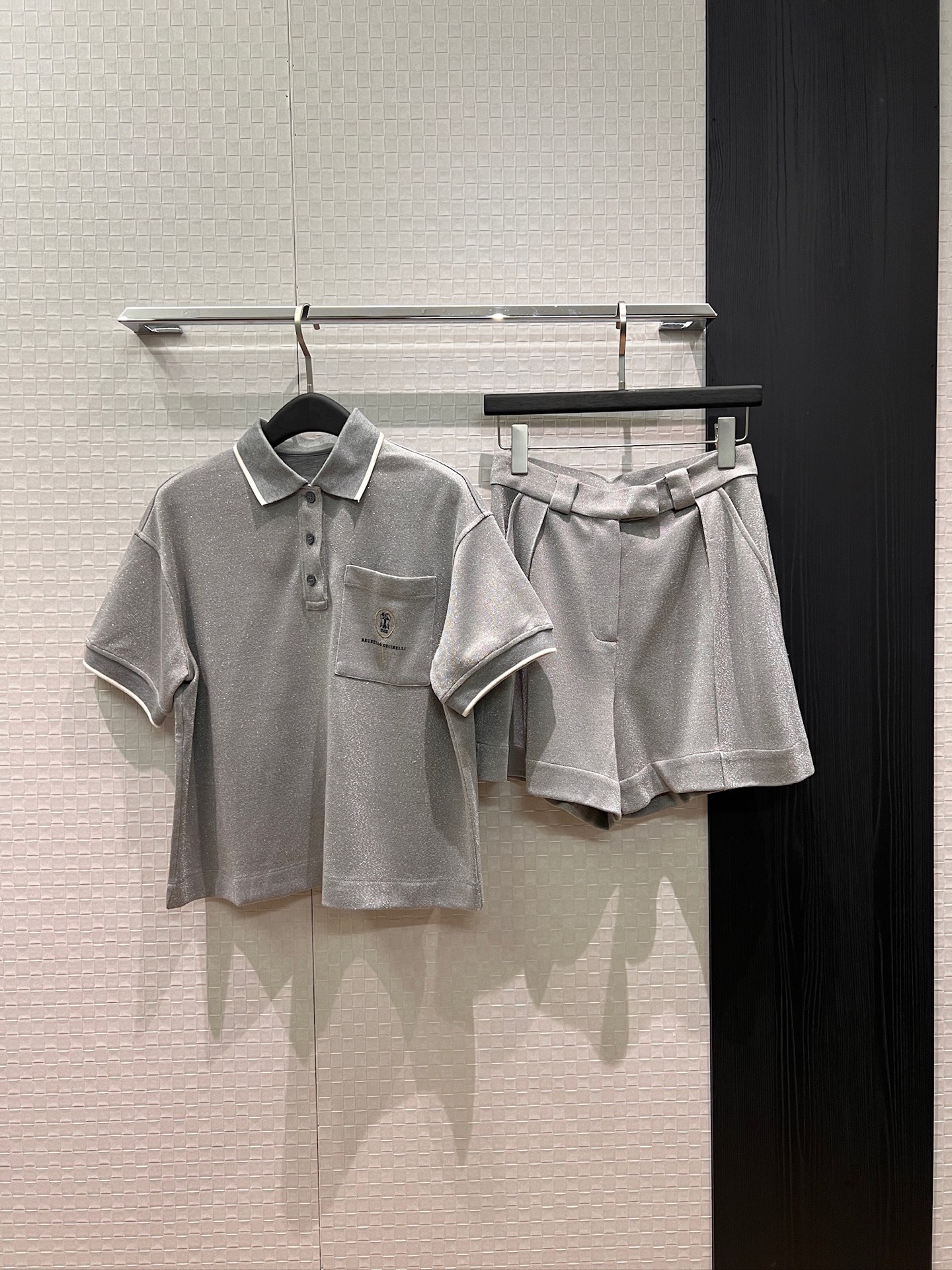 NO:797003,New BC tennis racket suit, lapel polo top, wide-leg suit shorts, customized glitter fabric, tennis racket logo embroidered on the chest, pockets, casual and cute, sports to reduce age, gray khaki SML,,shorts,business suit,19860909新款BC网球拍套装 翻领polo上衣阔腿西装短裤 定制闪闪面料 胸前刺绣网球拍logo口袋休闲可爱 运动减龄 灰色卡其 SML,,shorts,business suit,,Women's clothing