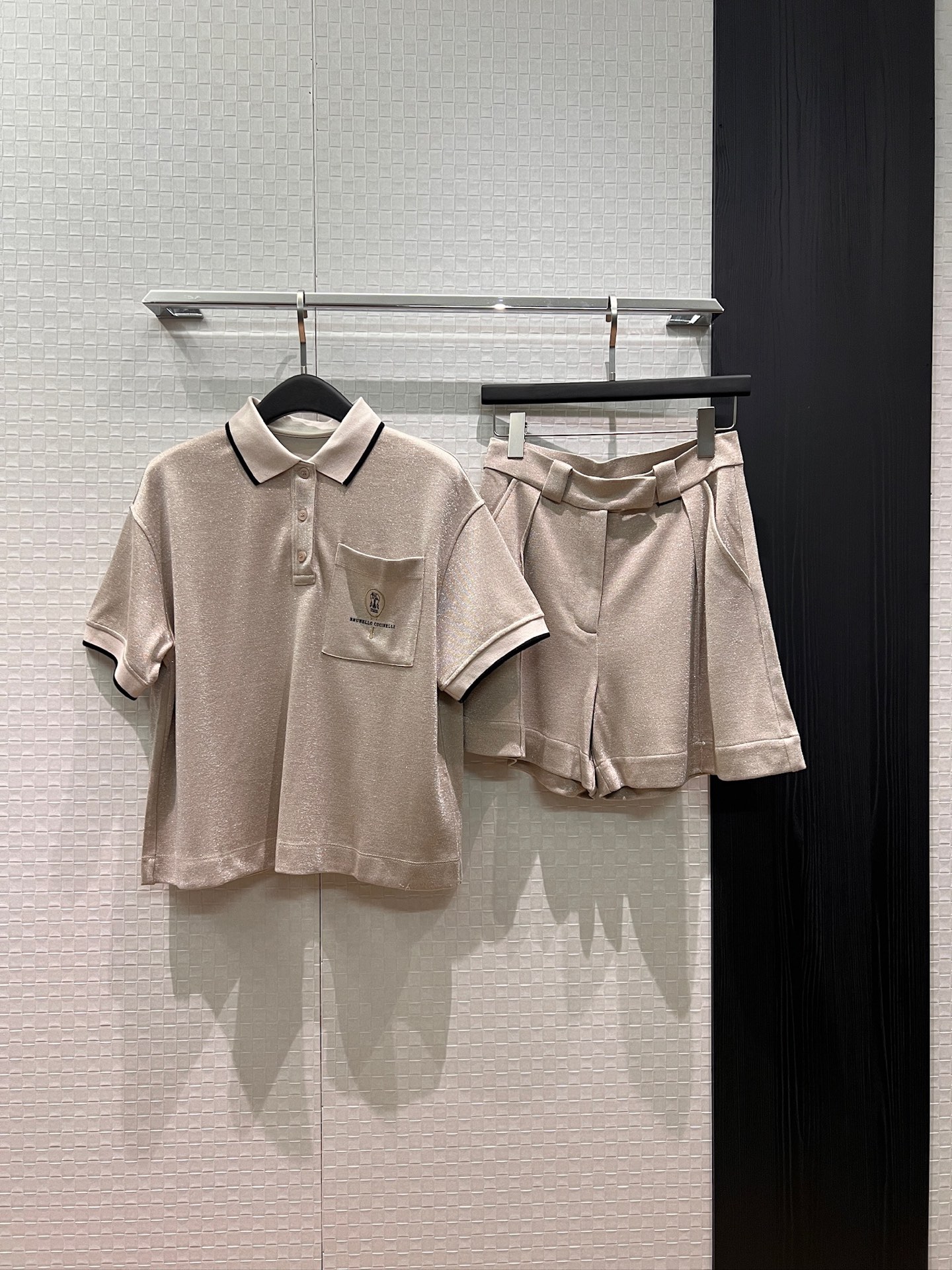 NO:796999,New BC tennis racket suit, lapel polo top, wide-leg suit shorts, customized sparkling fabric, tennis racket logo embroidered on the chest, pockets, casual and cute, sports to reduce age, gray khaki SML,,shorts,business suit,19860909新款BC网球拍套装 翻领polo上衣阔腿西装短裤定制闪闪面料 胸前刺绣网球拍logo口袋休闲可爱 运动减龄 灰色卡其 SML,,shorts,business suit,,Women's clothing