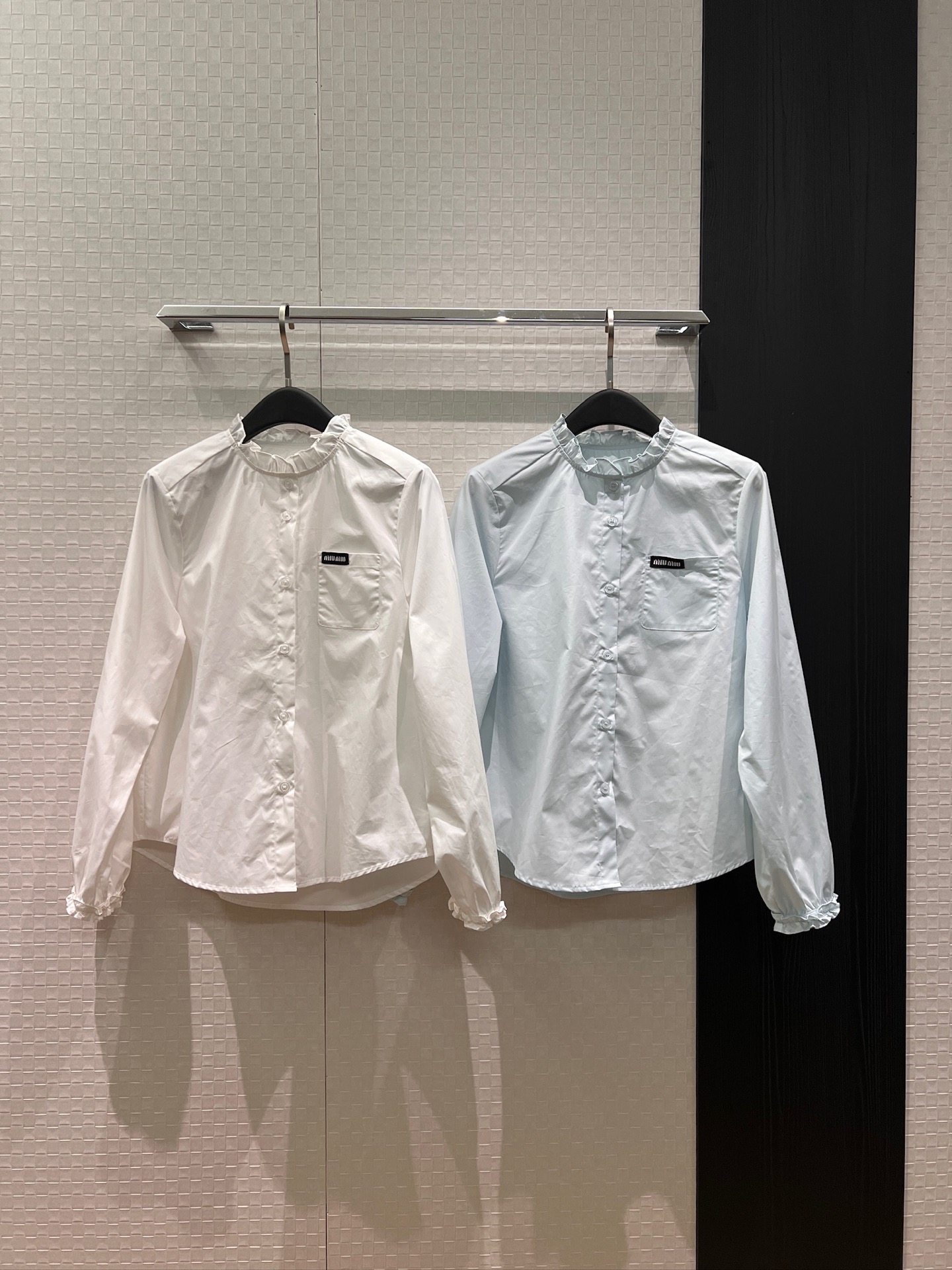 NO:797608,New minimalist lace stand-up collar shirt. Small miu label on the chest decorated with pockets and cuff lace. Cute and age-reducing. Casual and versatile white blue. SML,,miumiu,19860909新款极简花边立领衬衣 胸前miu小标签装饰口袋袖口花边 可爱减龄 休闲百搭白色蓝色 SML,,miumiu,,Women's clothing