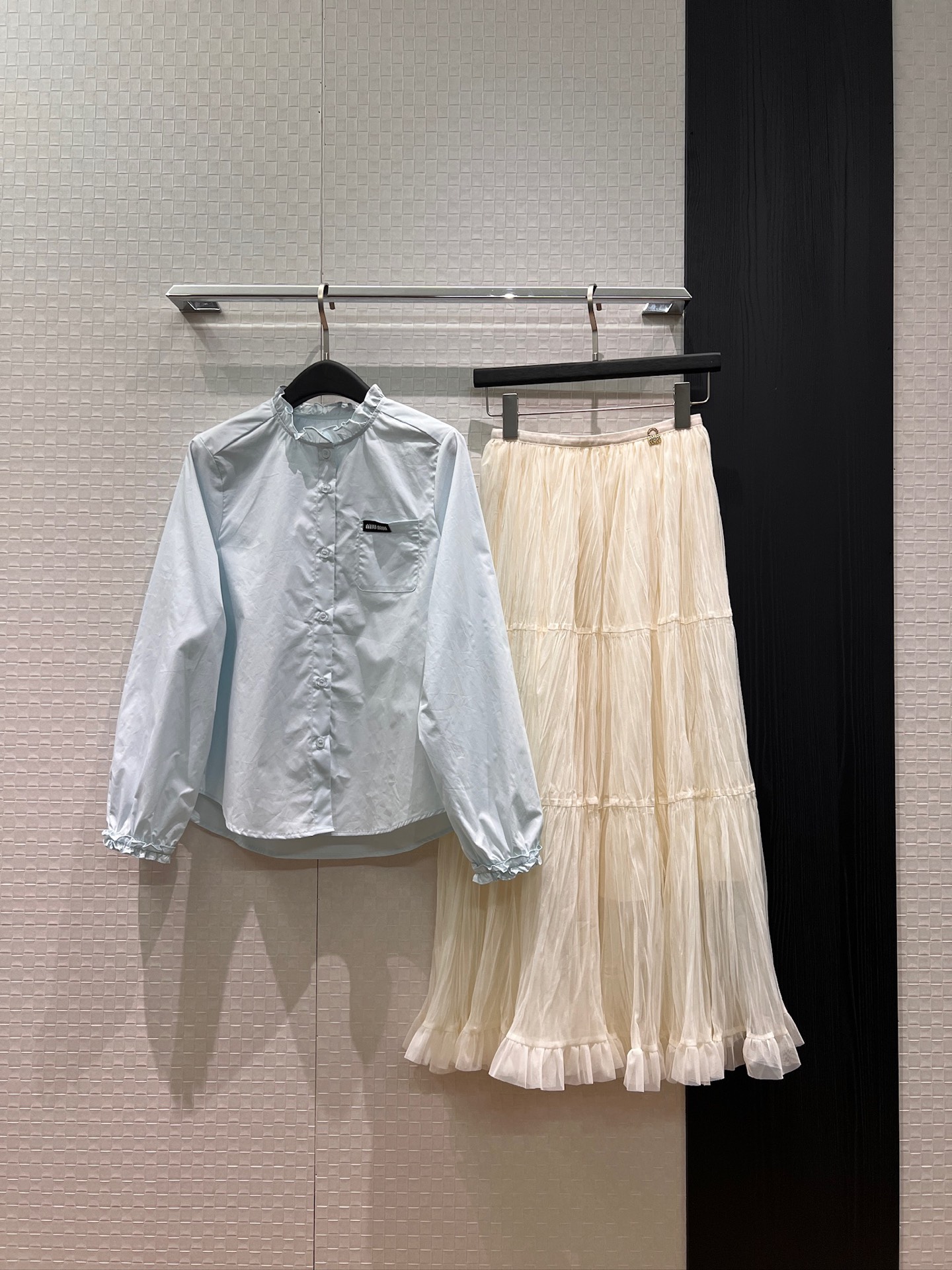 NO:797614,New minimalist lace stand-up collar shirt. Small miu label on the chest decorated with pockets and cuff lace. Cute and age-reducing. Casual and versatile white blue. SML,,miumiu,19860909新款极简花边立领衬衣 胸前miu小标签装饰口袋袖口花边 可爱减龄 休闲百搭白色蓝色 SML,,miumiu,,Women's clothing