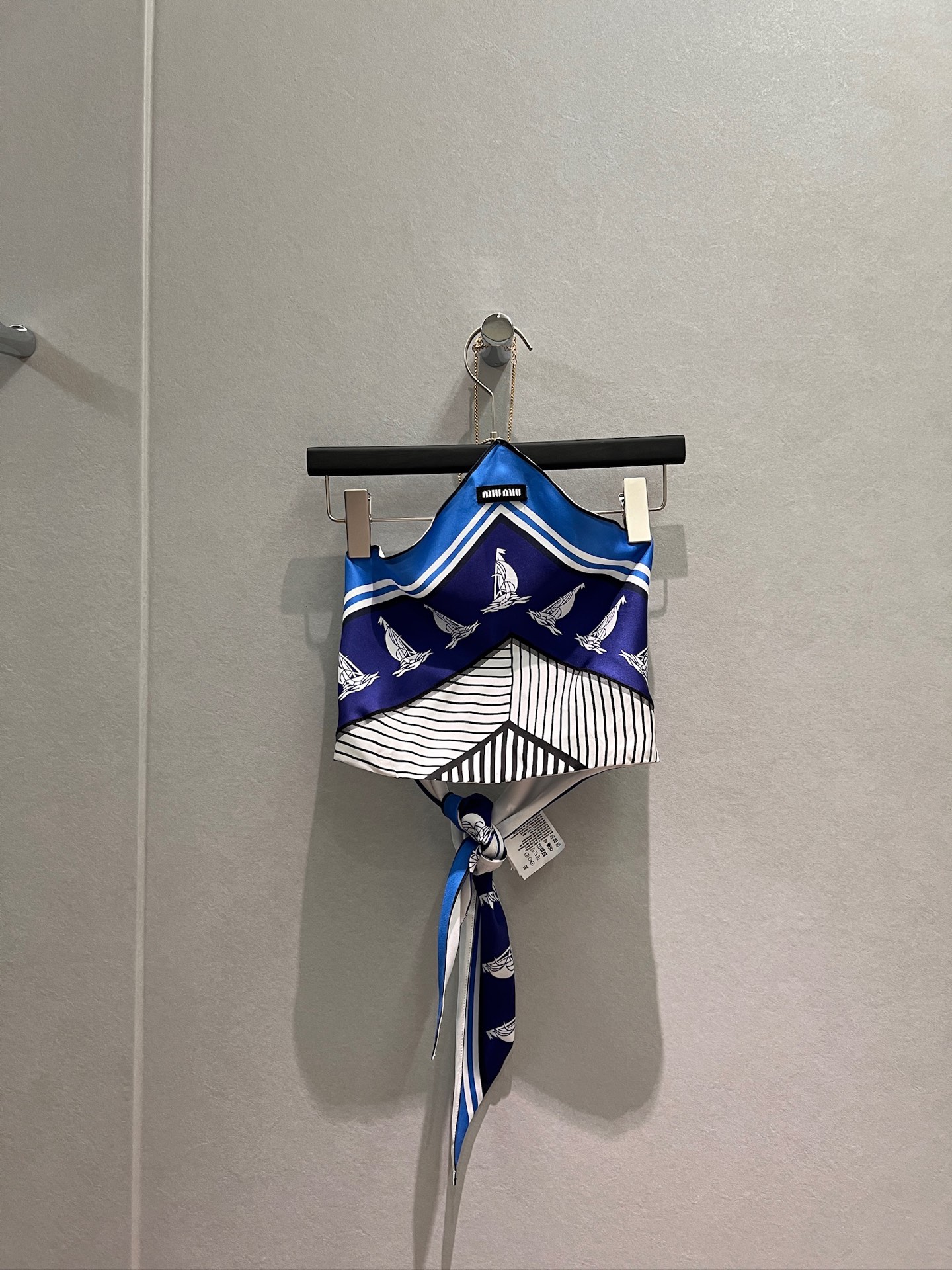 NO:797596,New min-style chain halter neck design. Positioned sailboat printed silk twill tube top with small logo label decoration. Sexy and age-reducing. Stack and wear alone. SML, real silk,19860909新款min式链条挂脖设计 定位帆船印花真丝斜纹抹胸小logo标签装饰 性感减龄 叠搭单穿SML,,real silk,,Women's clothing