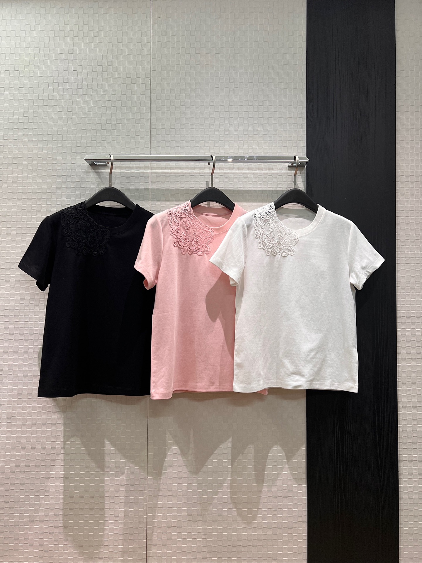 NO:797595,New heavy industry splicing embroidered organza patch decorated T-shirt, exquisite and fashionable, casual and versatile, black and white pink SML,,tees,t-shirt,19860909新款重工拼接绣花欧根纱贴布装饰T恤精致时尚 休闲百搭 黑白粉 SML,,tees，t-shirt,,Women's clothing