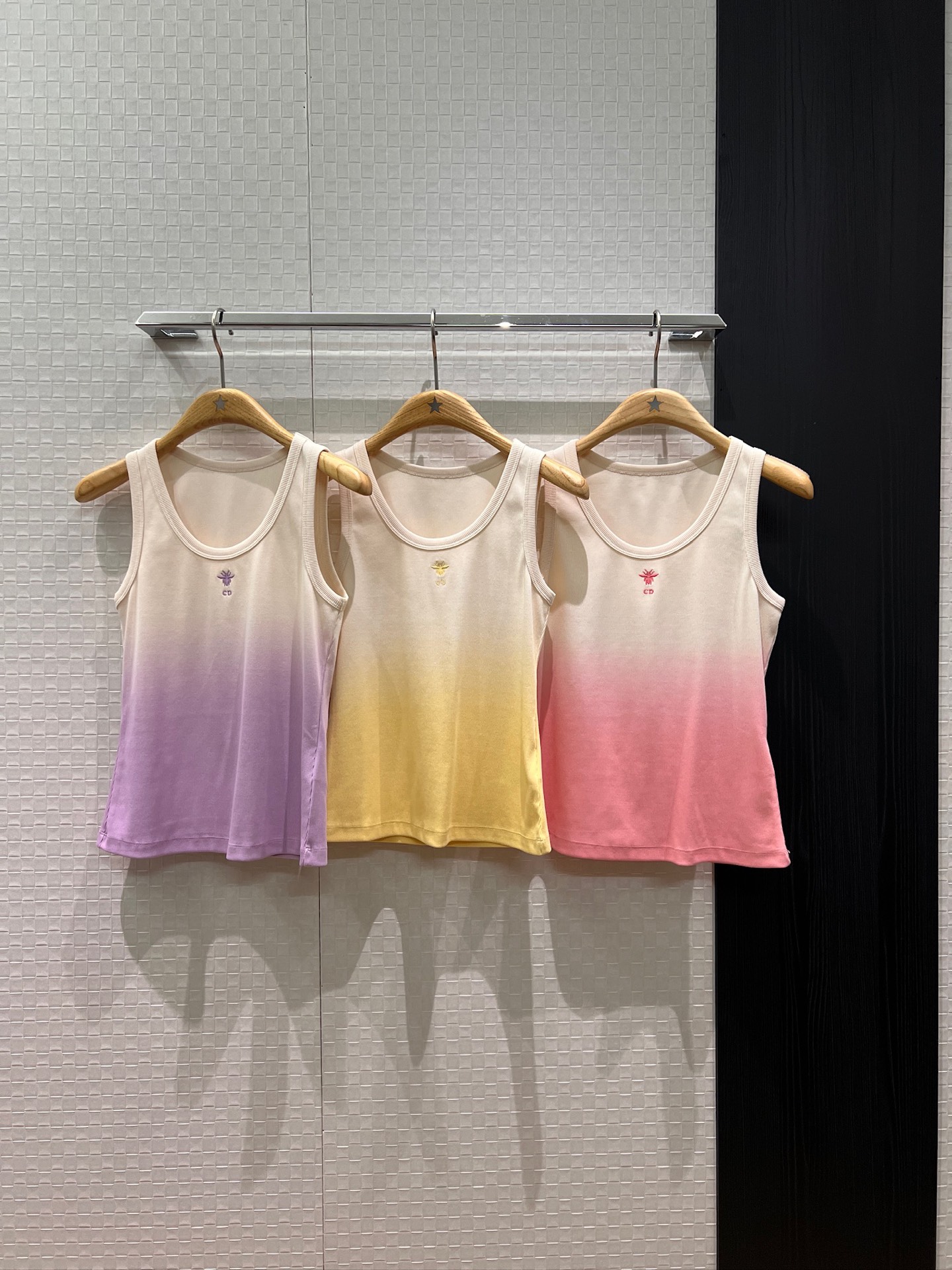 NO:797592,New embroidered little bee gradient macaron vest top, classic and simple, slim fit and versatile in purple, pink and yellow SML,,19860909新款刺绣小蜜蜂渐变马卡龙背心上衣经典简约 修身百搭紫粉黄 SML,,,Women's clothing