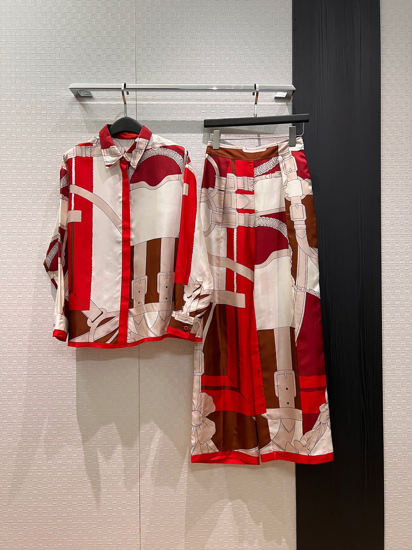 NO:797615,Shirts and trousers, new positioning printed silk twill shirt, positioning flower silk wide-leg pants, fashionable and versatile, with a lazy temperament, waist elastic band splicing, can be worn as a set or separately S-XL,,real silk,19860909衬衣 裤子新款定位印花真丝斜纹衬衣定位花真丝阔腿裤时尚百搭 气质慵懒 腰围松紧带拼接 可一套或分开搭 S-XL,,real silk,,Women's clothing